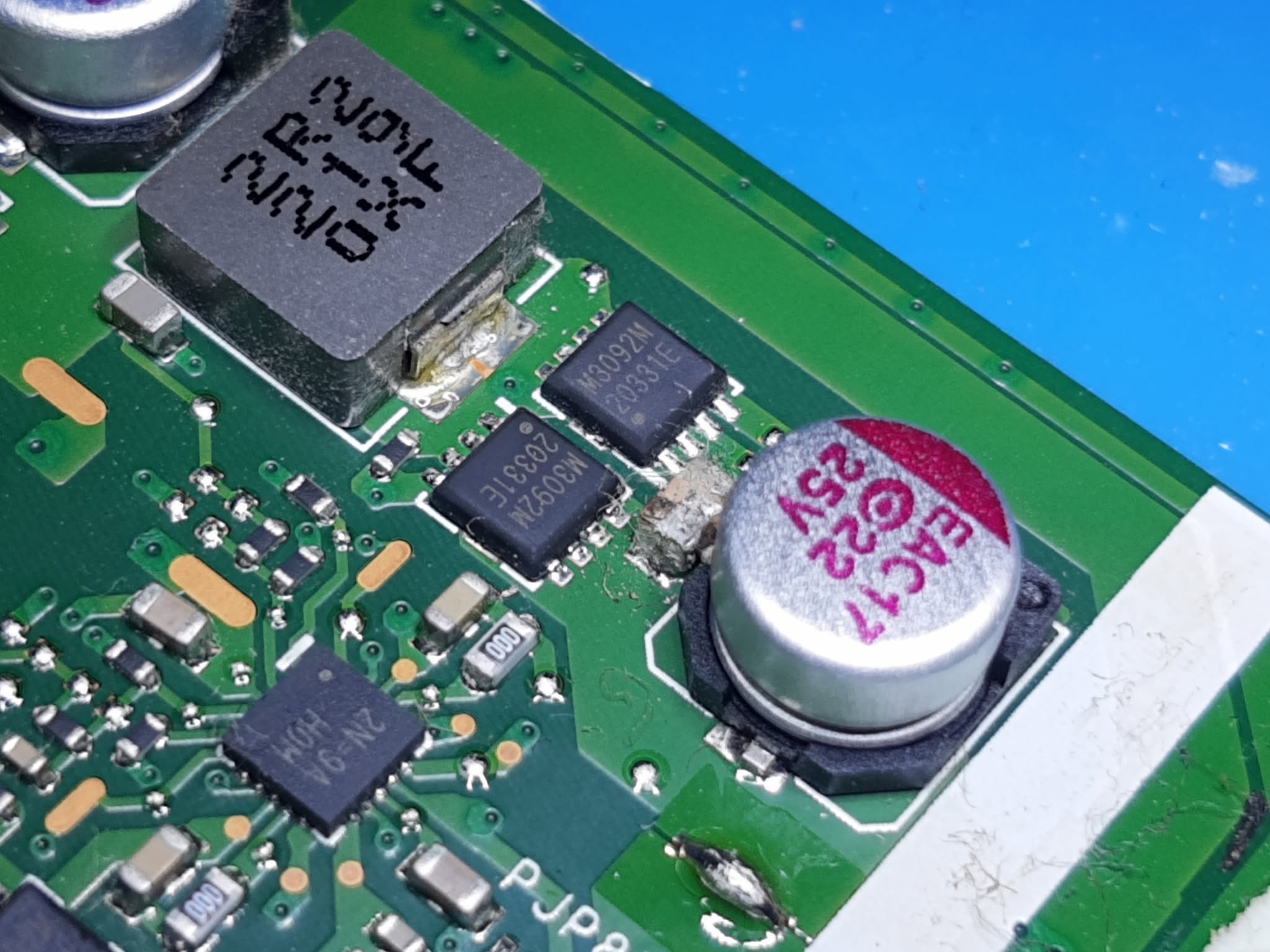 Zona de alimentación del ASUS F515 con cortocircuito en 3,3V