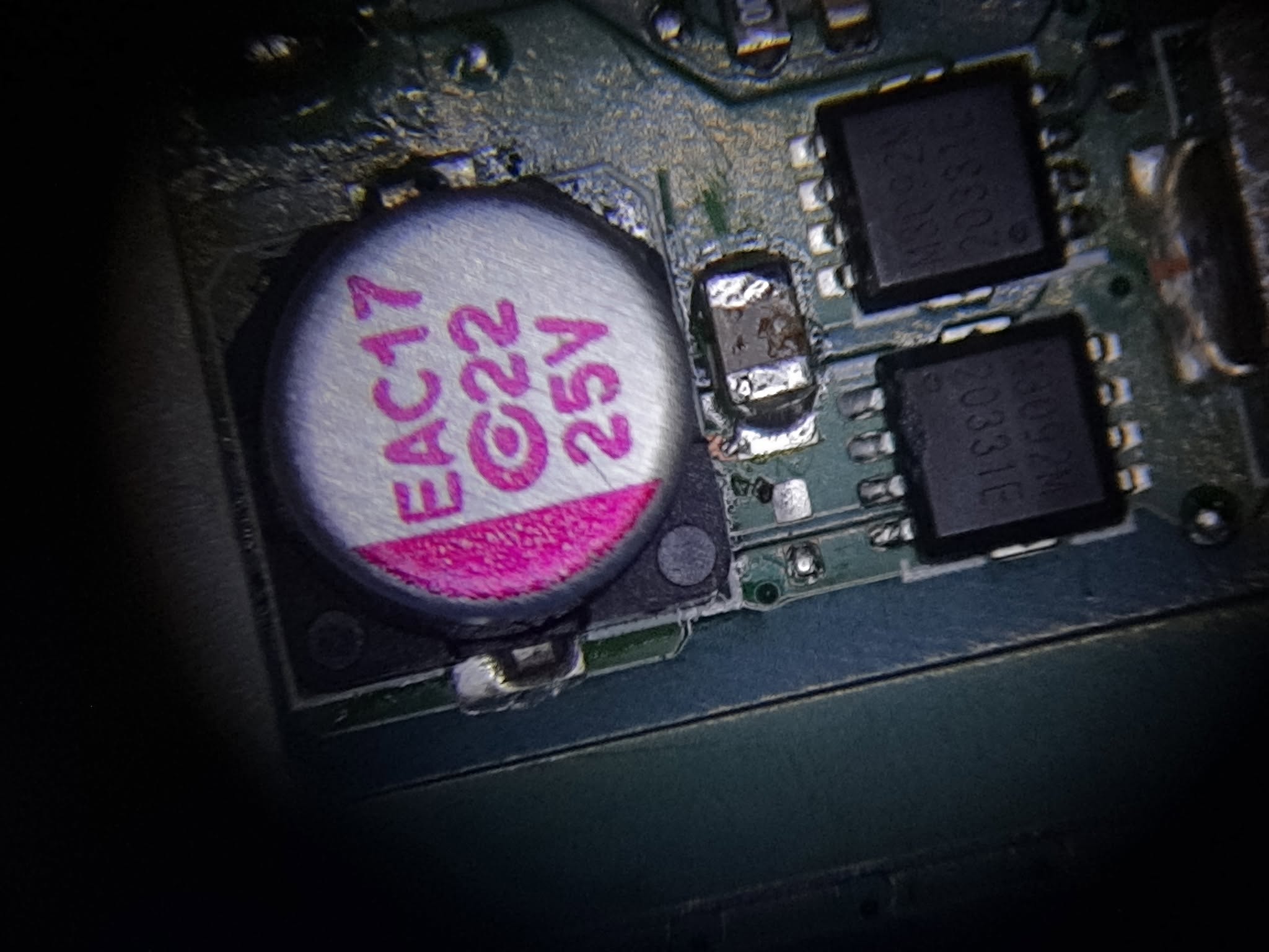 Inspección microscópica del condensador dañado en ASUS F515