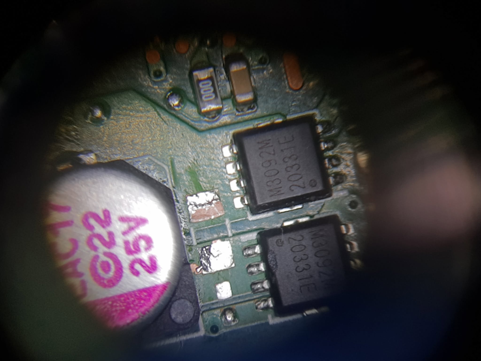 Condensador defectuoso retirado de la placa del ASUS F515