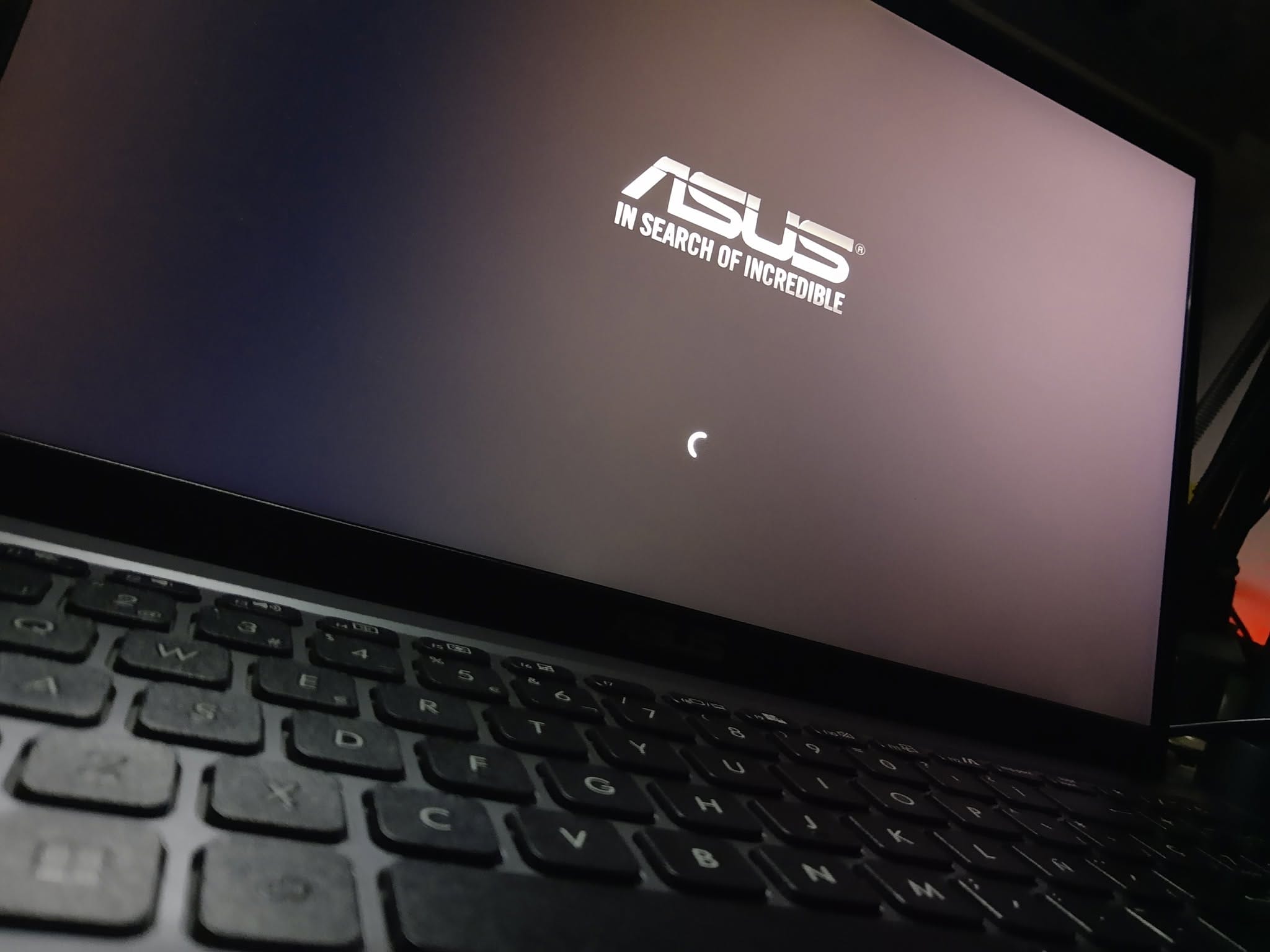 ASUS F515 encendiendo después de reparar el cortocircuito