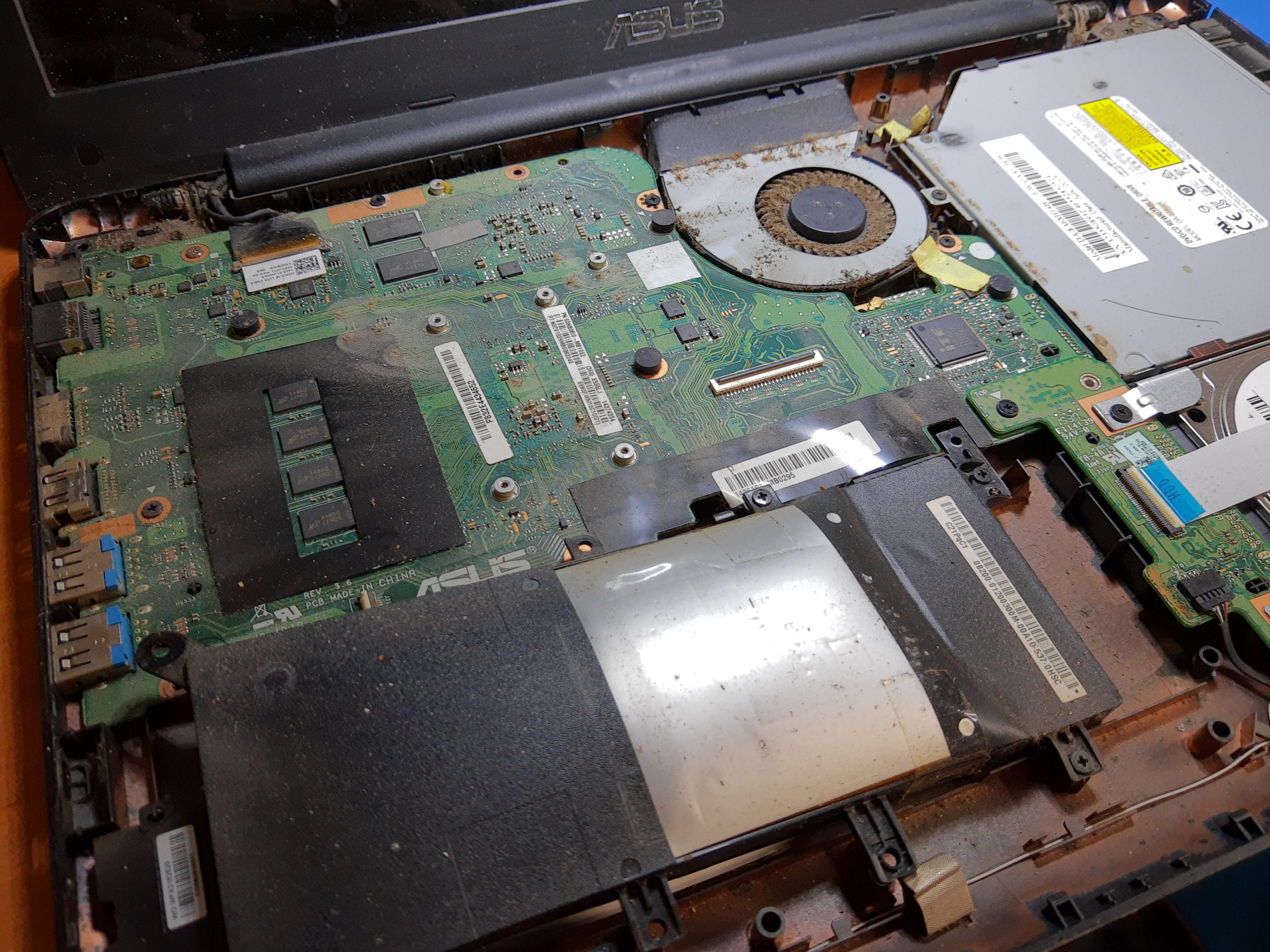 Interior del ASUS F555L antes del mantenimiento