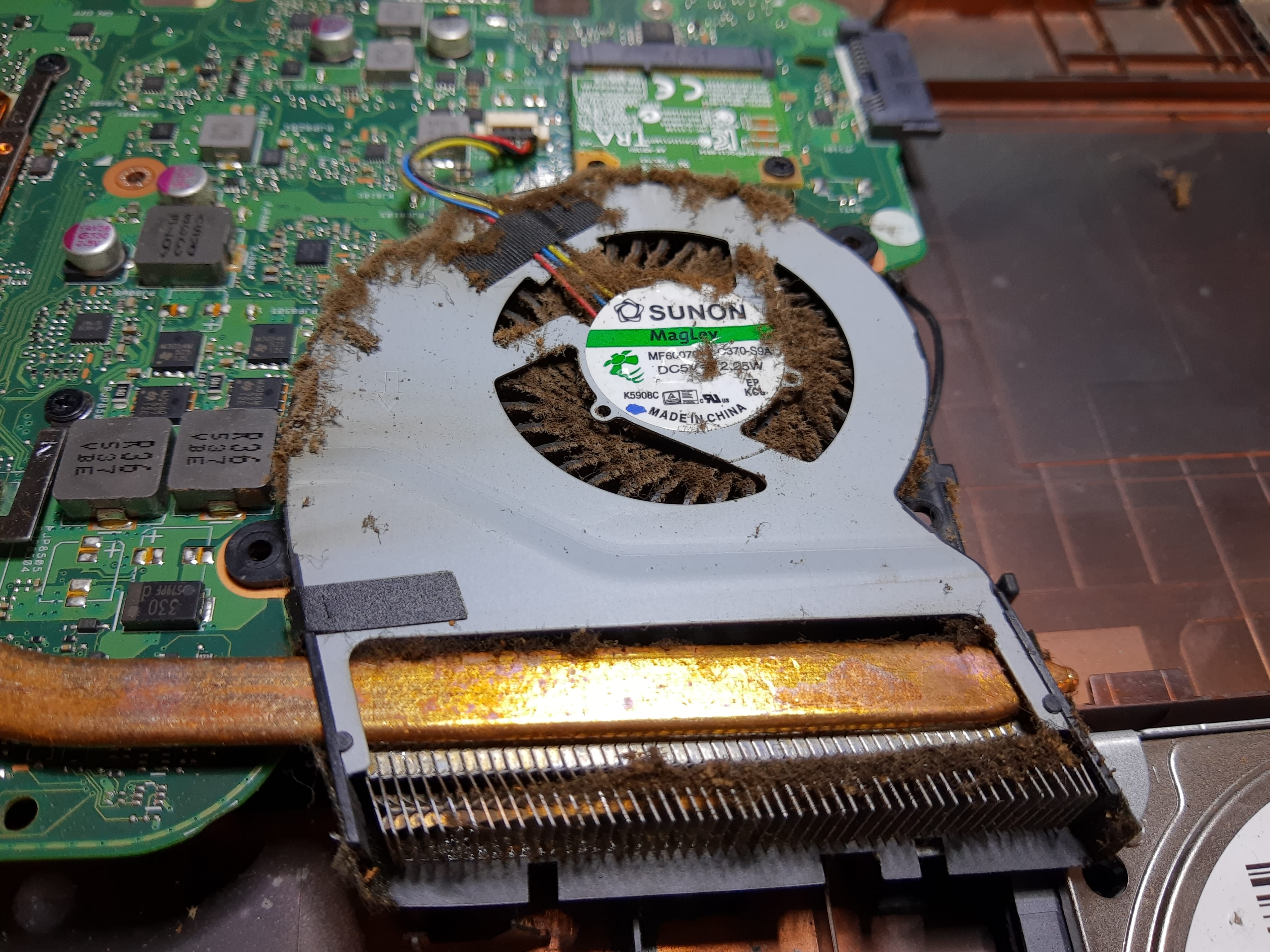 Ventilador del ASUS F555L completamente cubierto de polvo