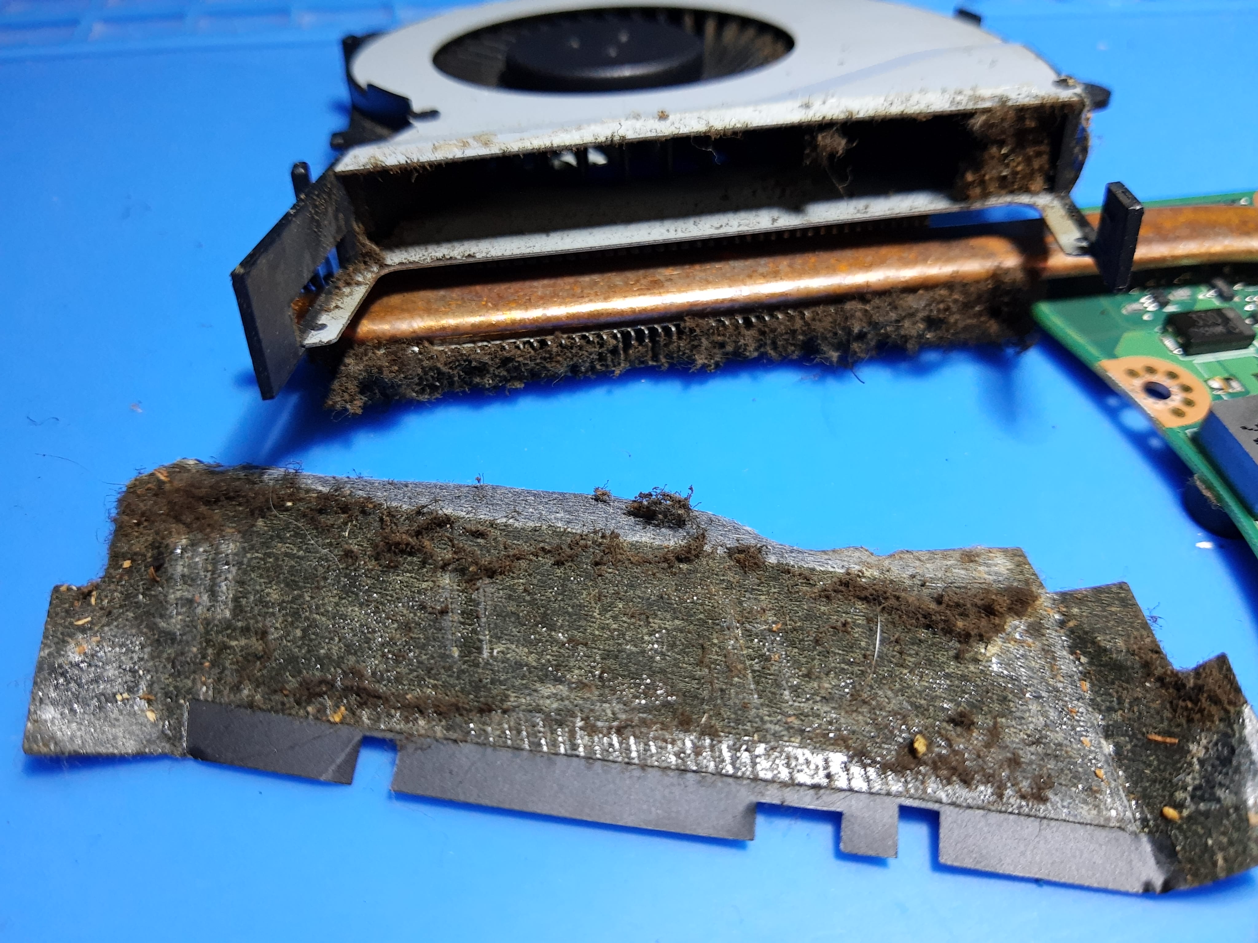 Radiador ASUS F555L bloqueado por polvo