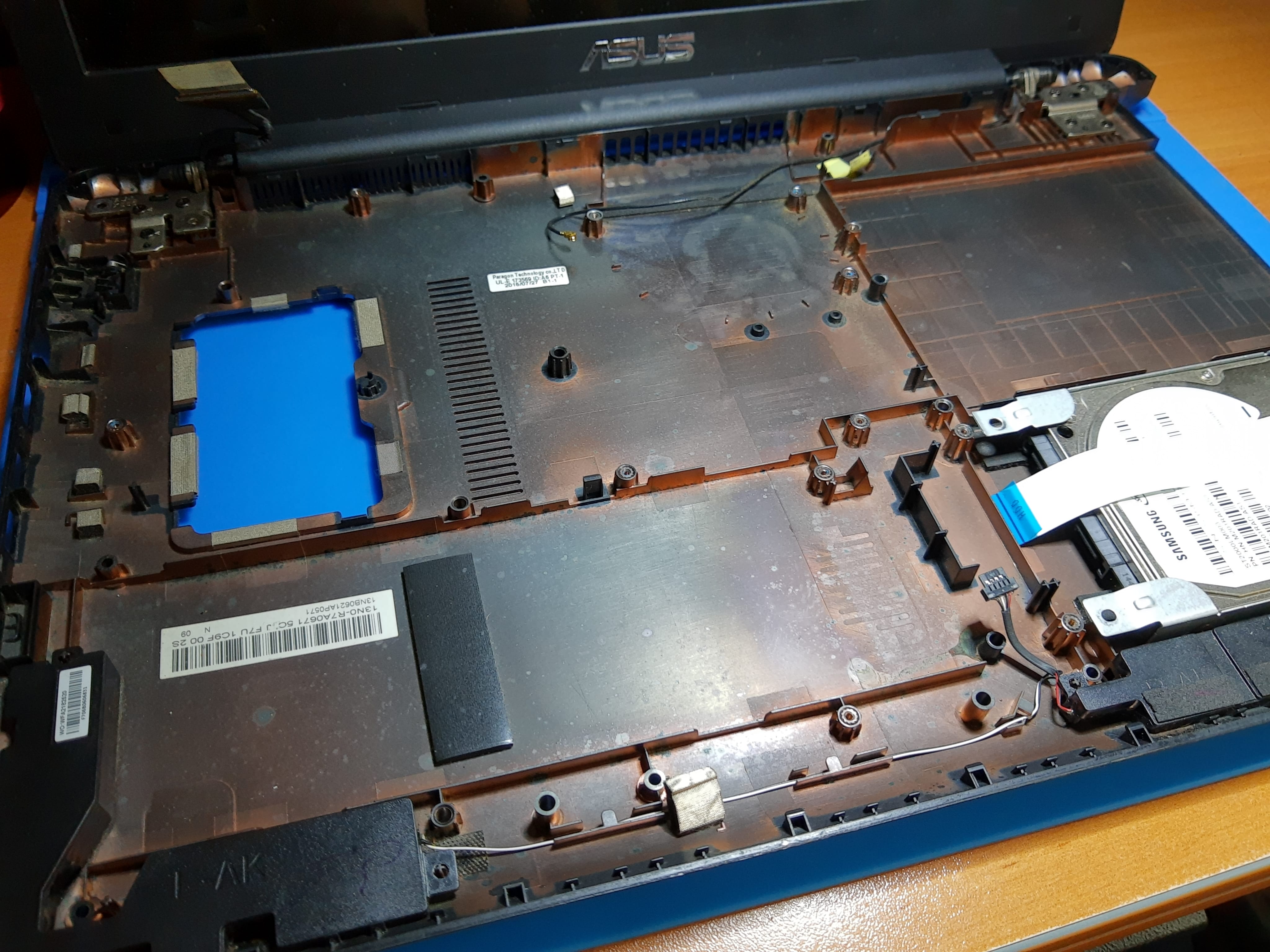 Chasis inferior ASUS F555L limpio