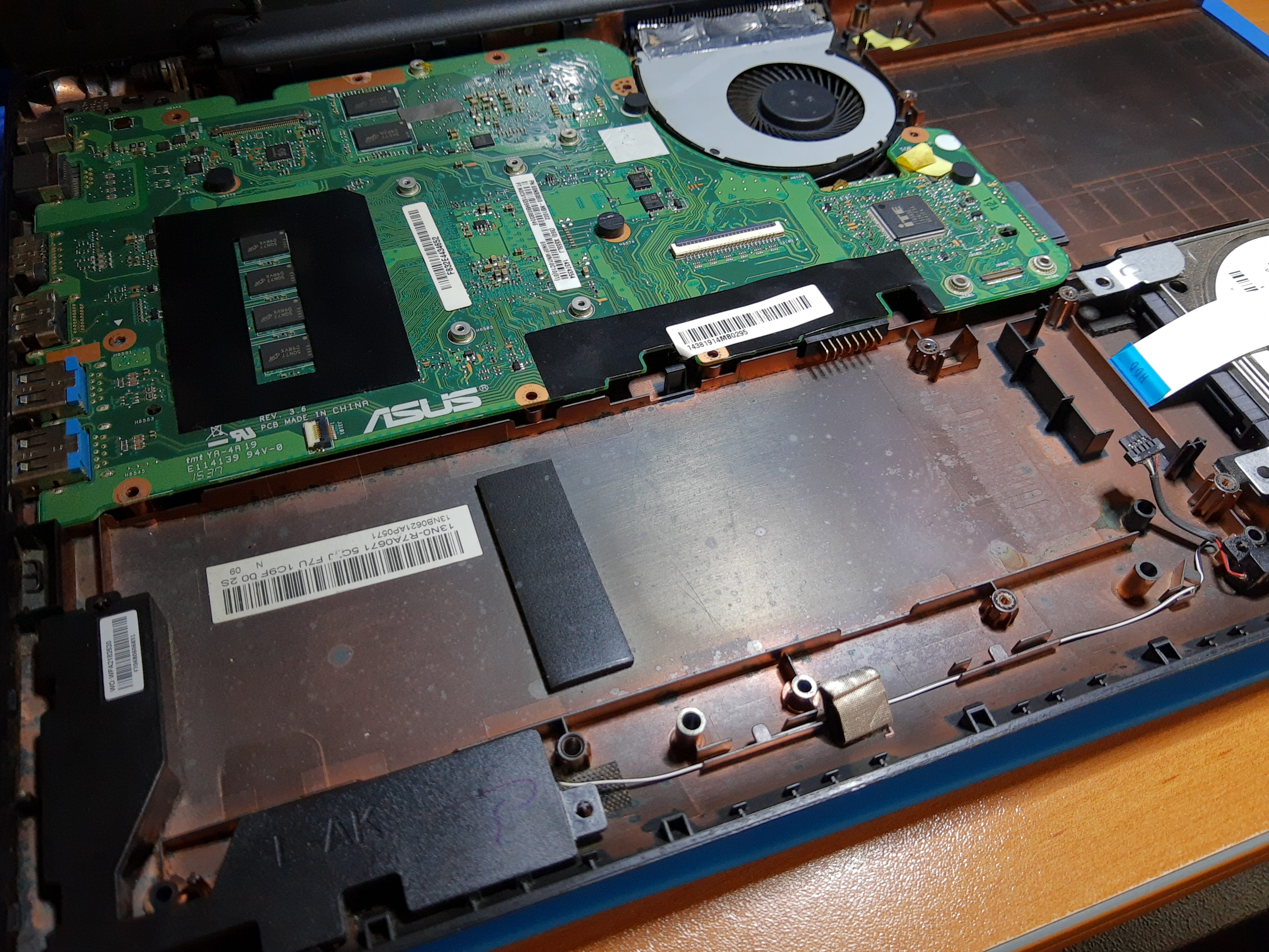 Placa base ASUS F555L instalada después del mantenimiento