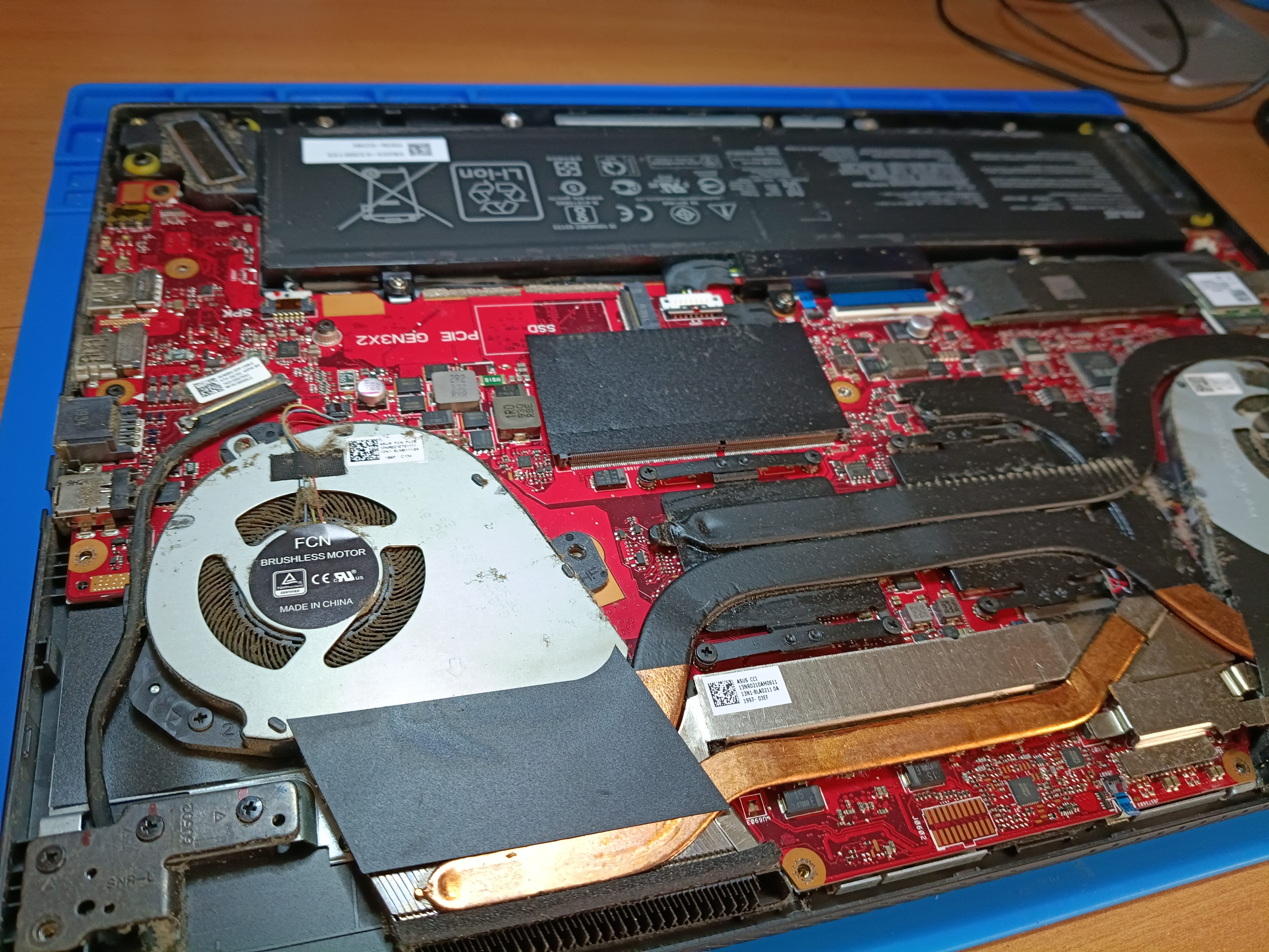 Interior del ASUS ROG Zephyrus durante el desmontaje