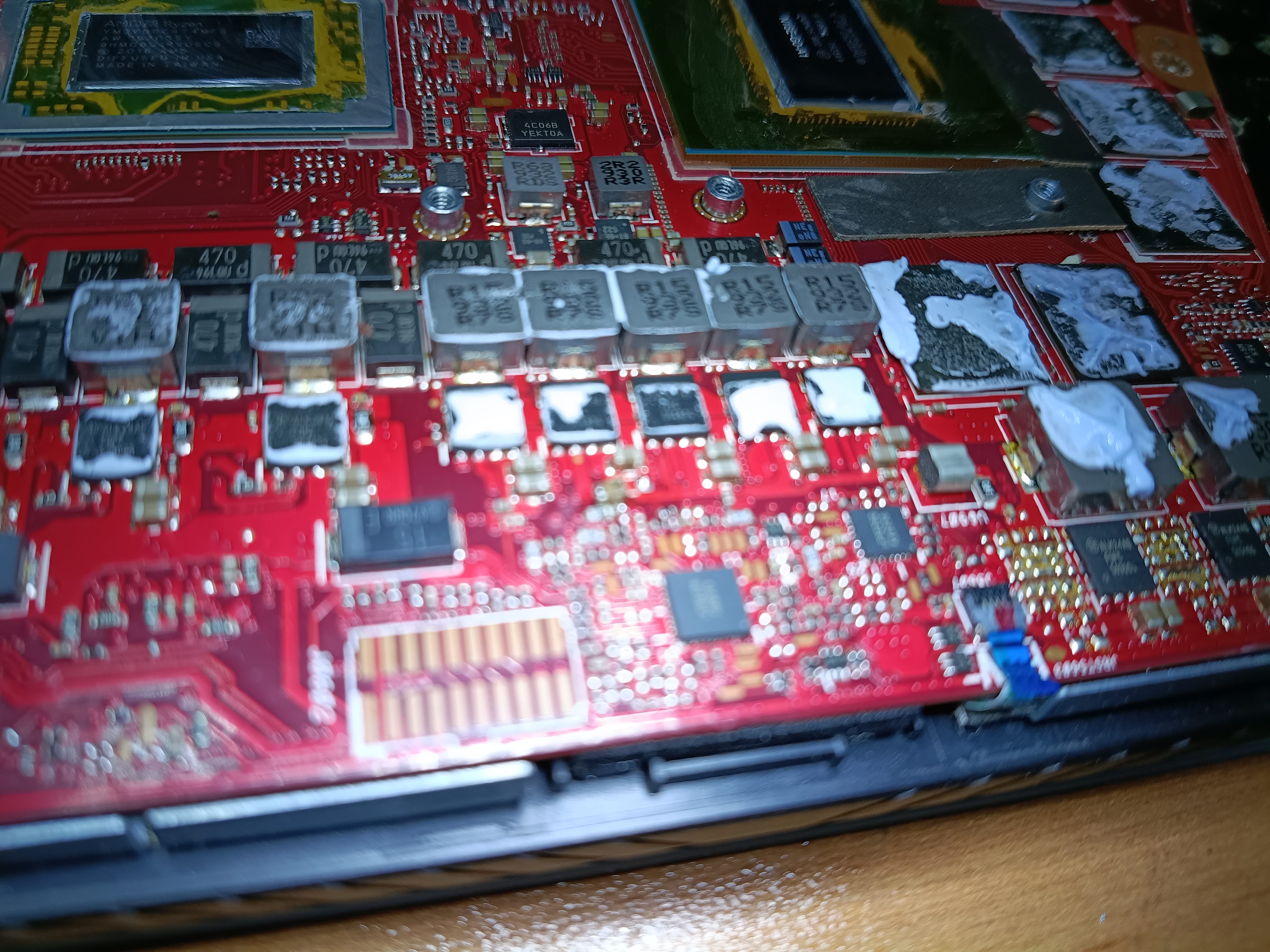 Placa base del ASUS ROG Zephyrus durante el diagnóstico electrónico