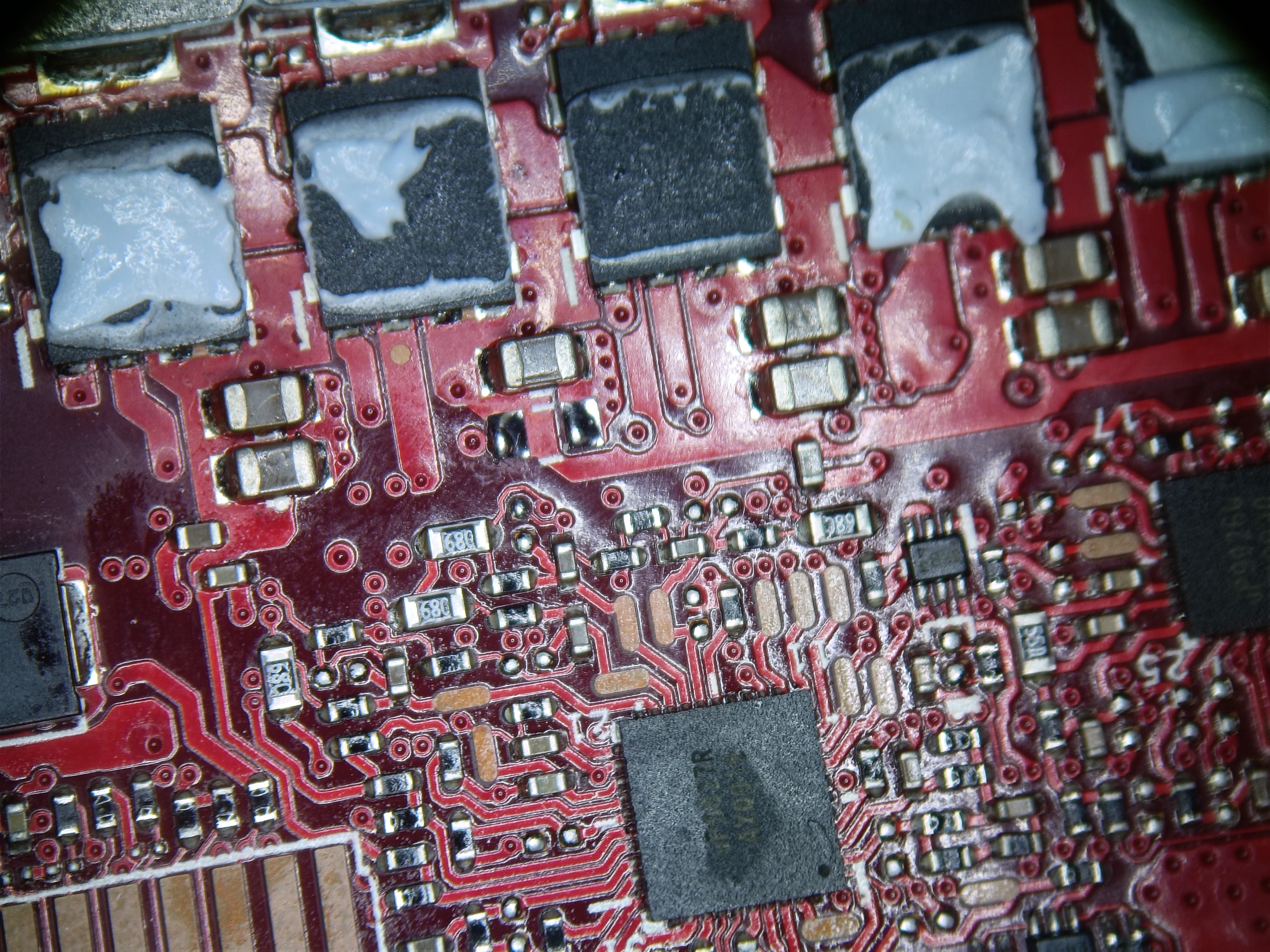 Condensador PCI9202 averiado en la placa base del ASUS ROG Zephyrus
