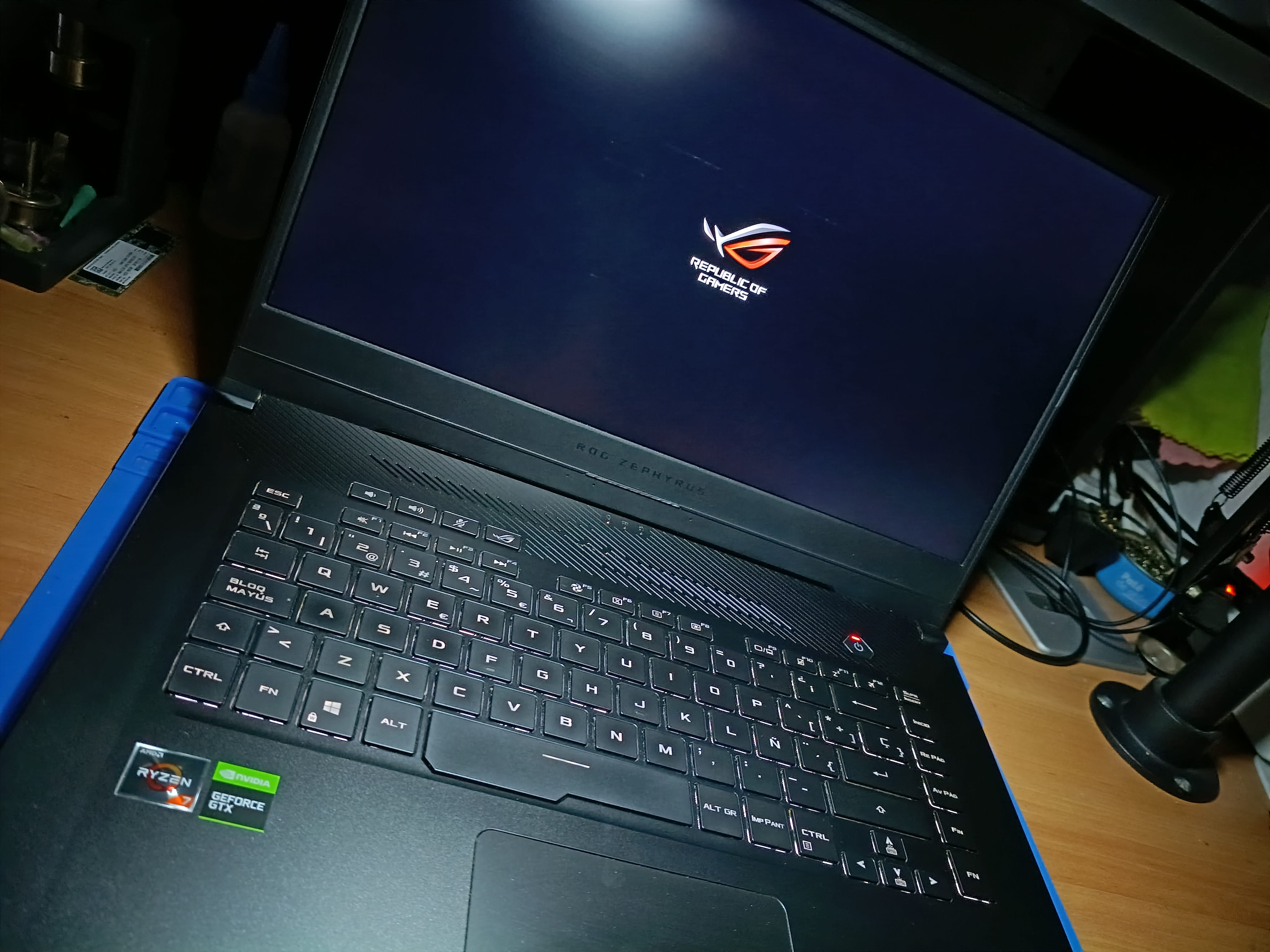 ASUS ROG Zephyrus funcionando después de reparar la placa base