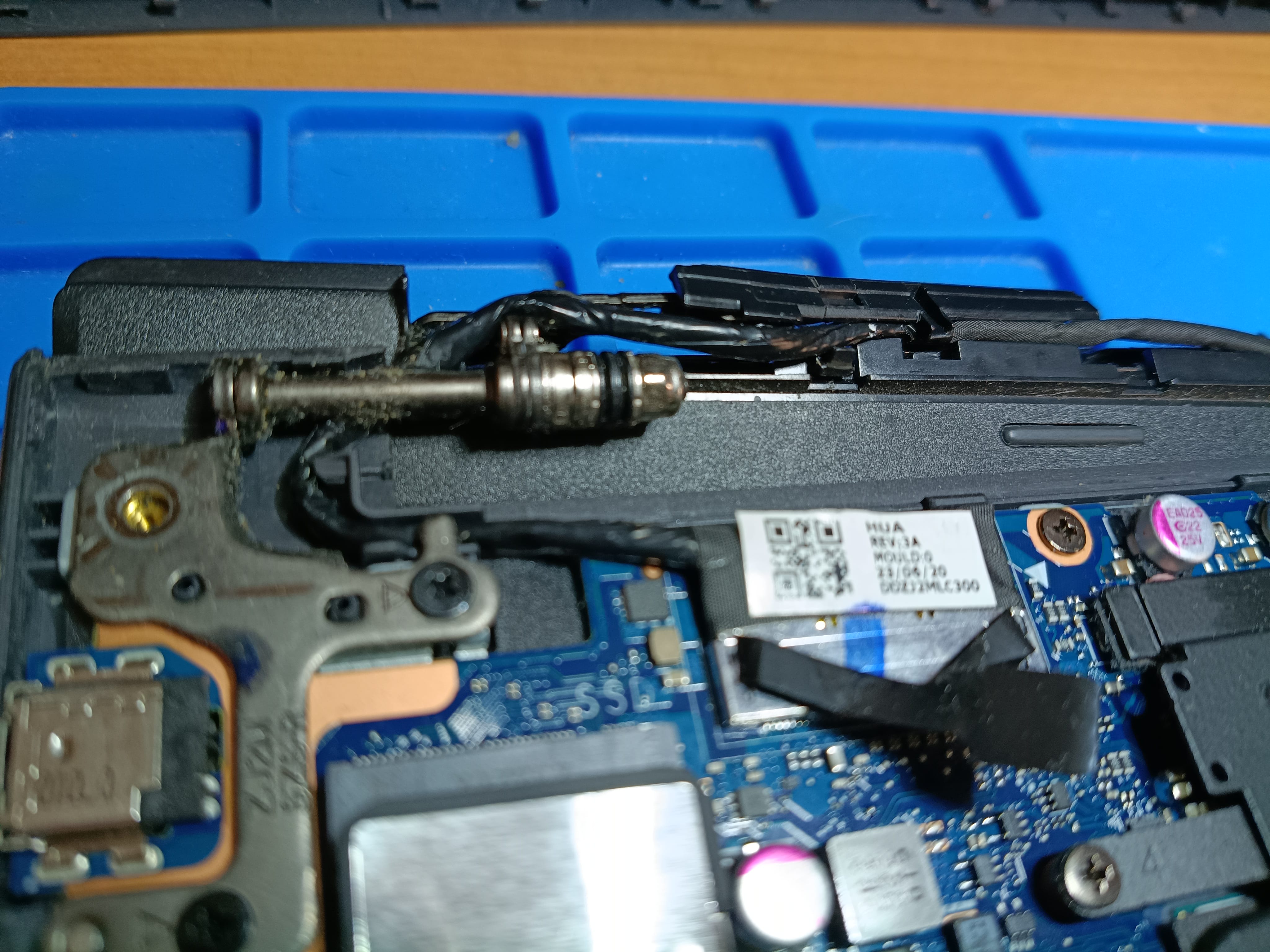 ASUS VivoBook con una bisagra rota y desprendida de la carcasa