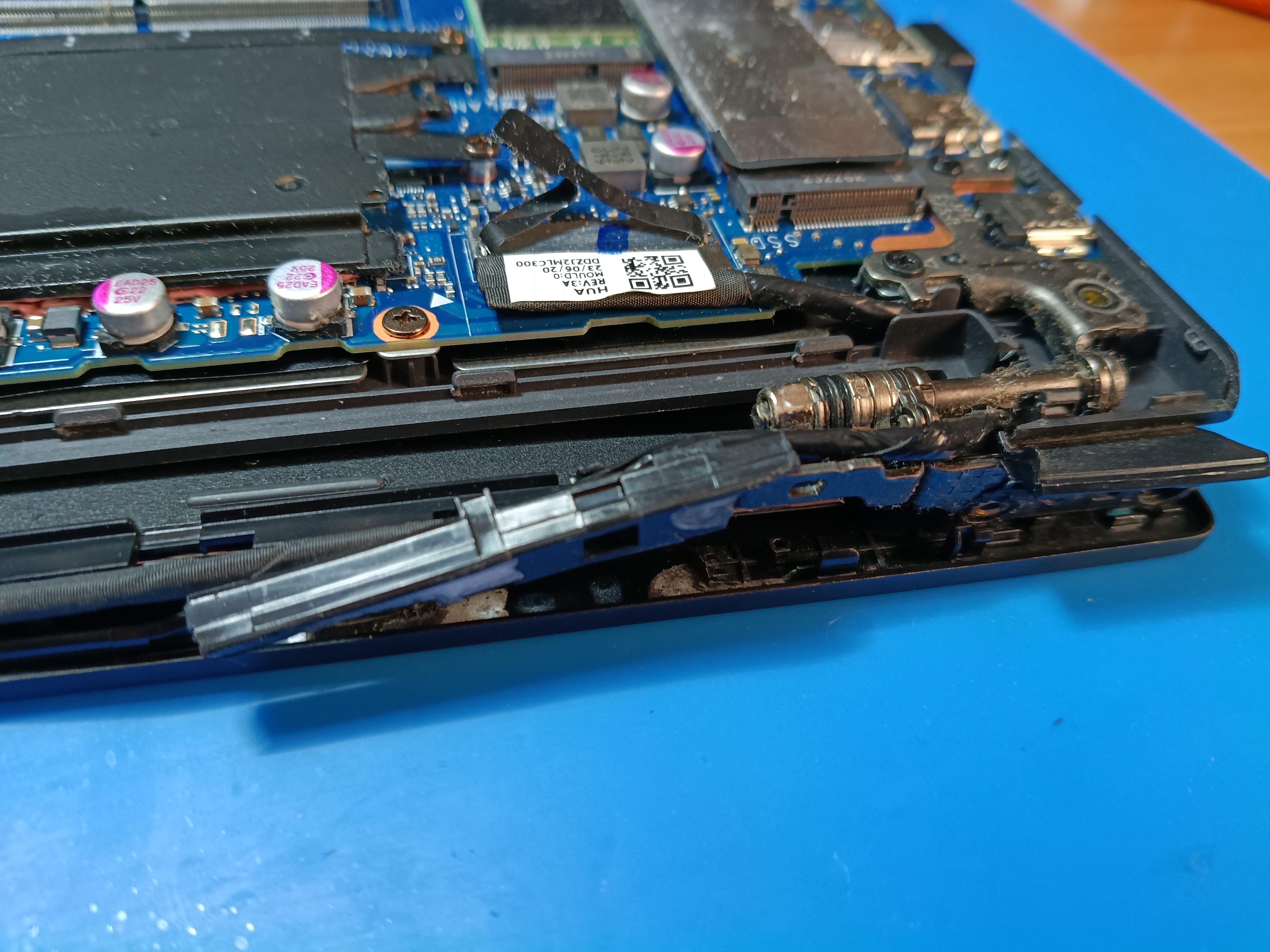 Bisagra del ASUS VivoBook desprendida del chasis