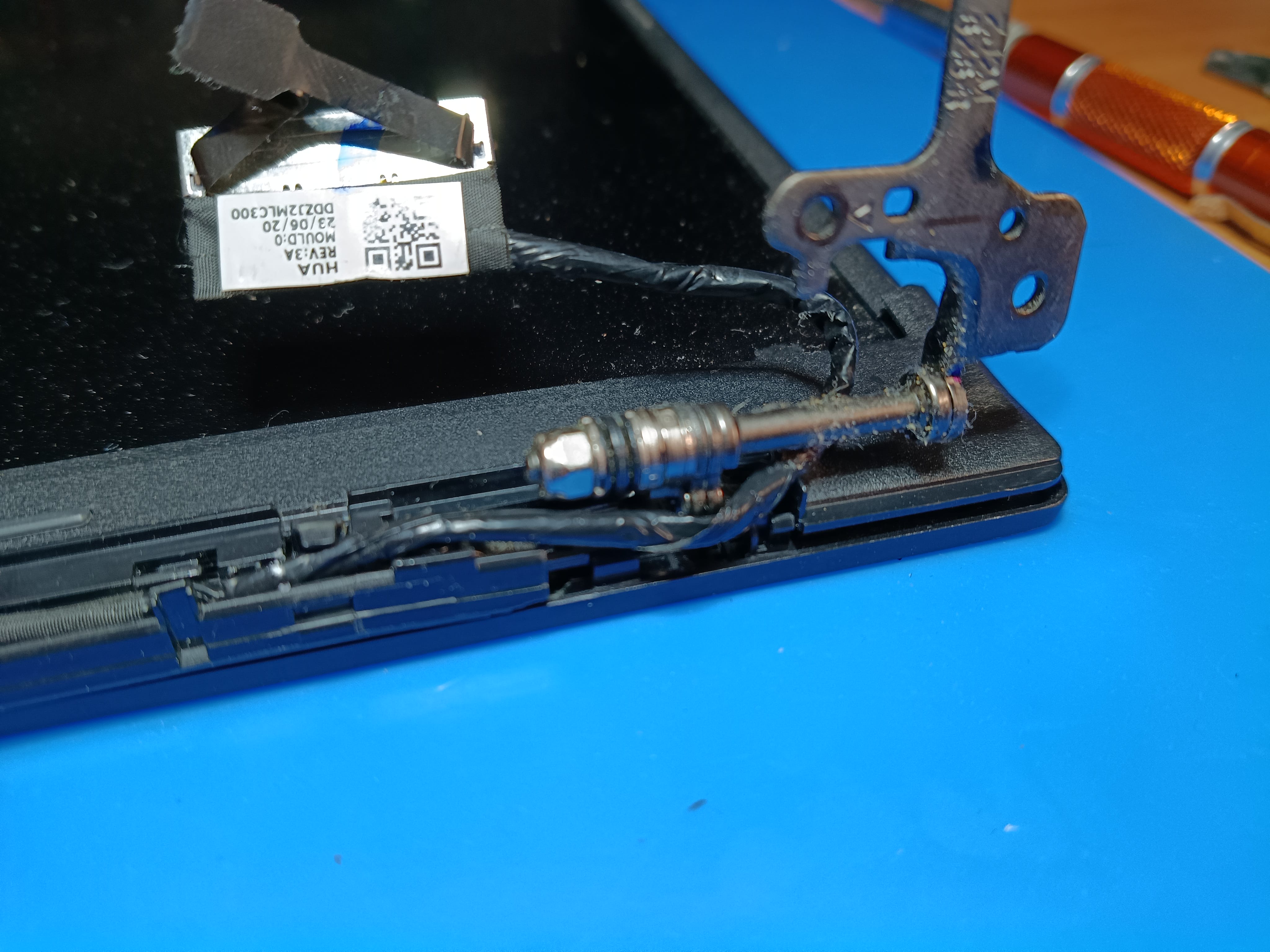 Bisagra y cableado de pantalla del ASUS VivoBook desmontados