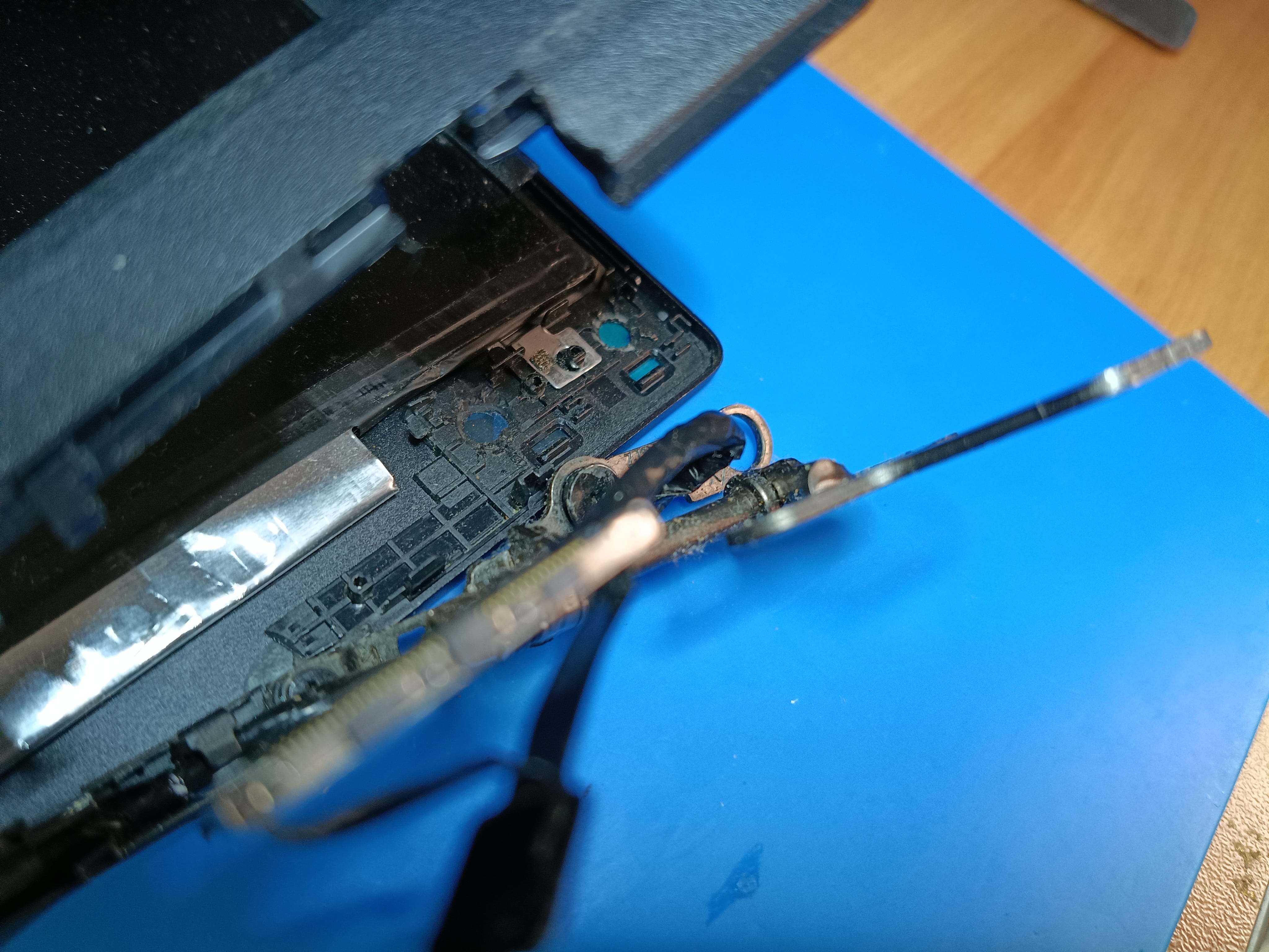 Desmontaje de la bisagra de un portátil ASUS VivoBook