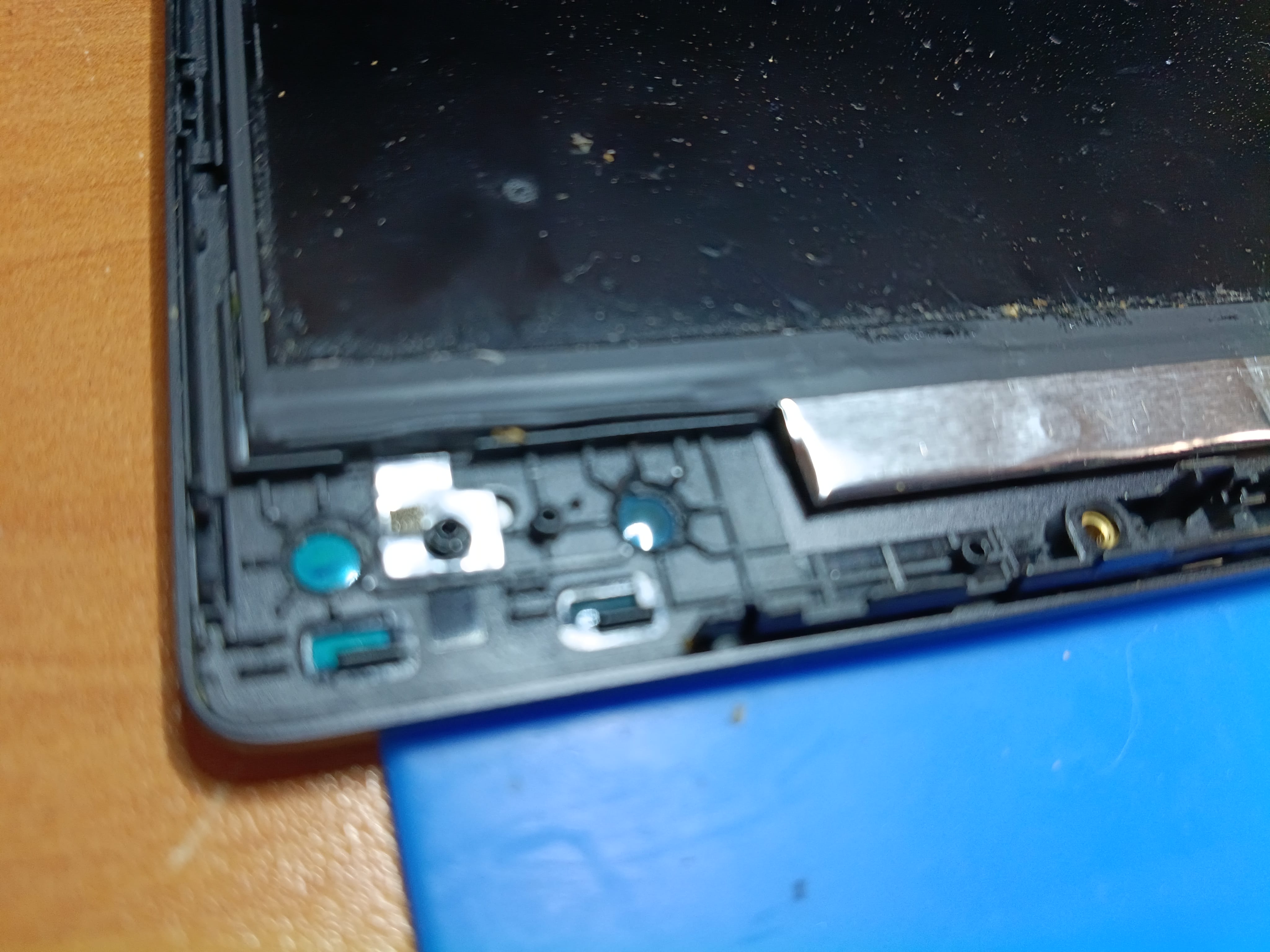Anclajes interiores rotos en la tapa de un ASUS VivoBook