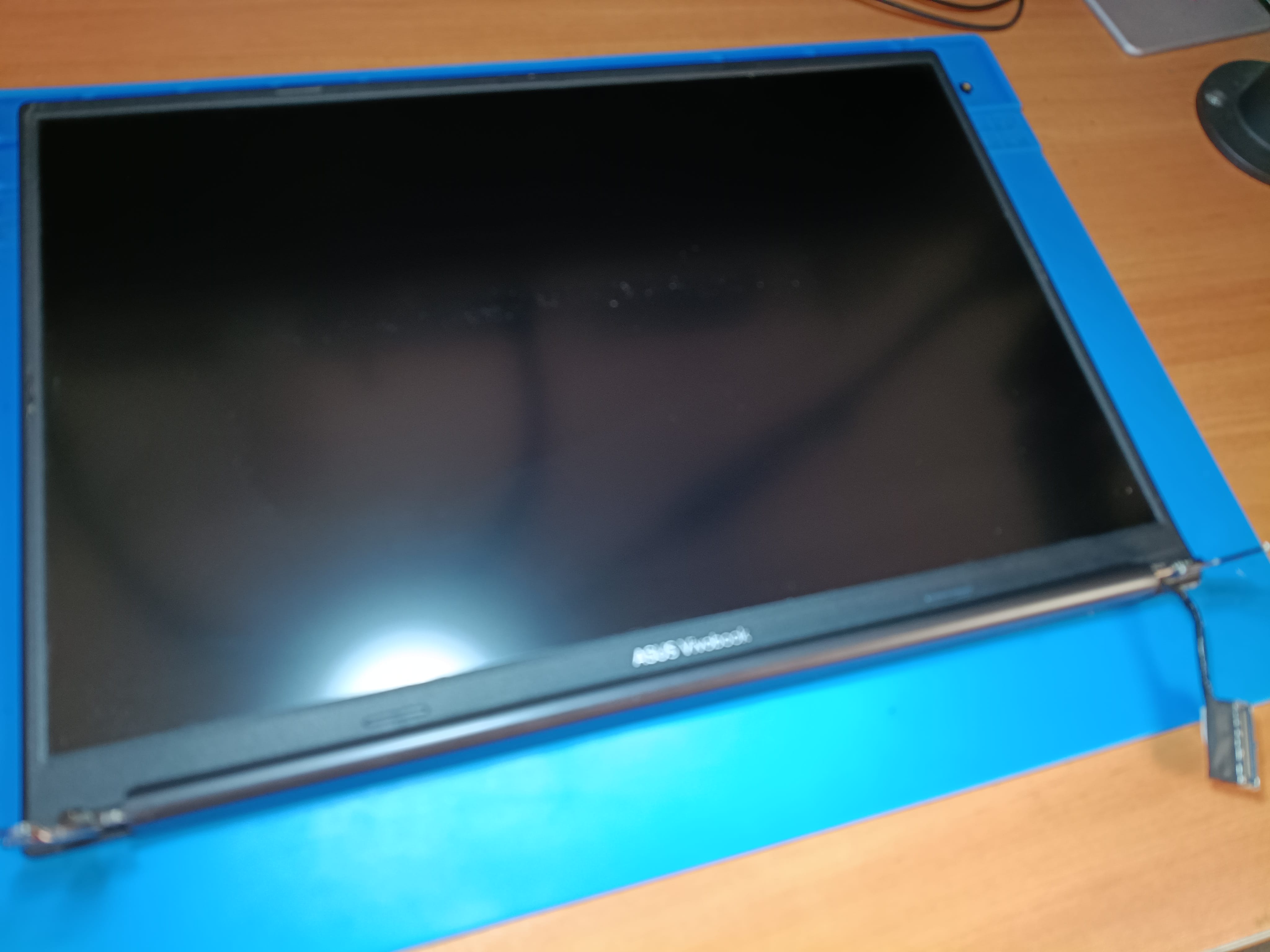 Pantalla ASUS VivoBook desmontada para reparar las bisagras