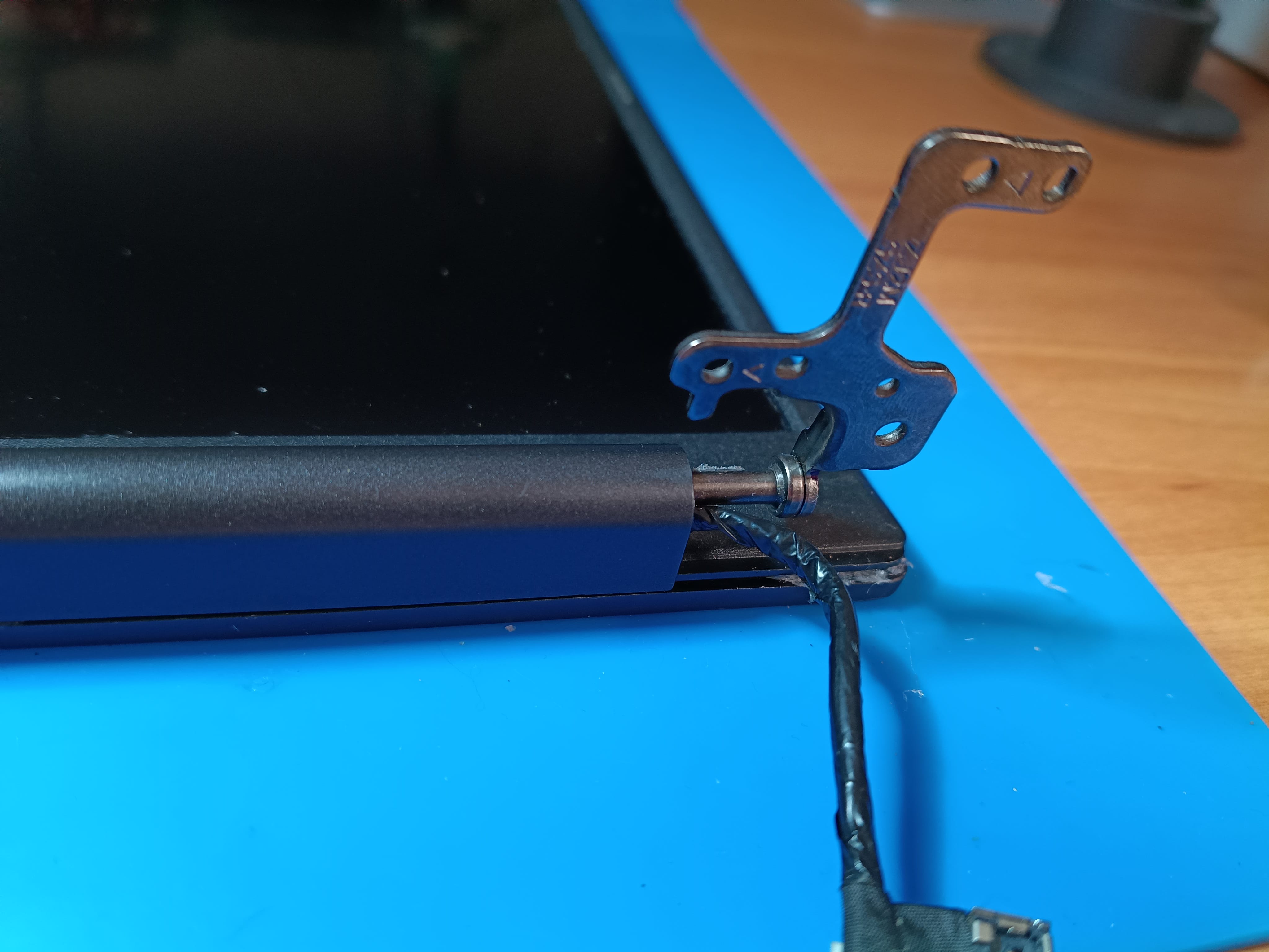 Bisagra de ASUS VivoBook reparada y preparada para el montaje