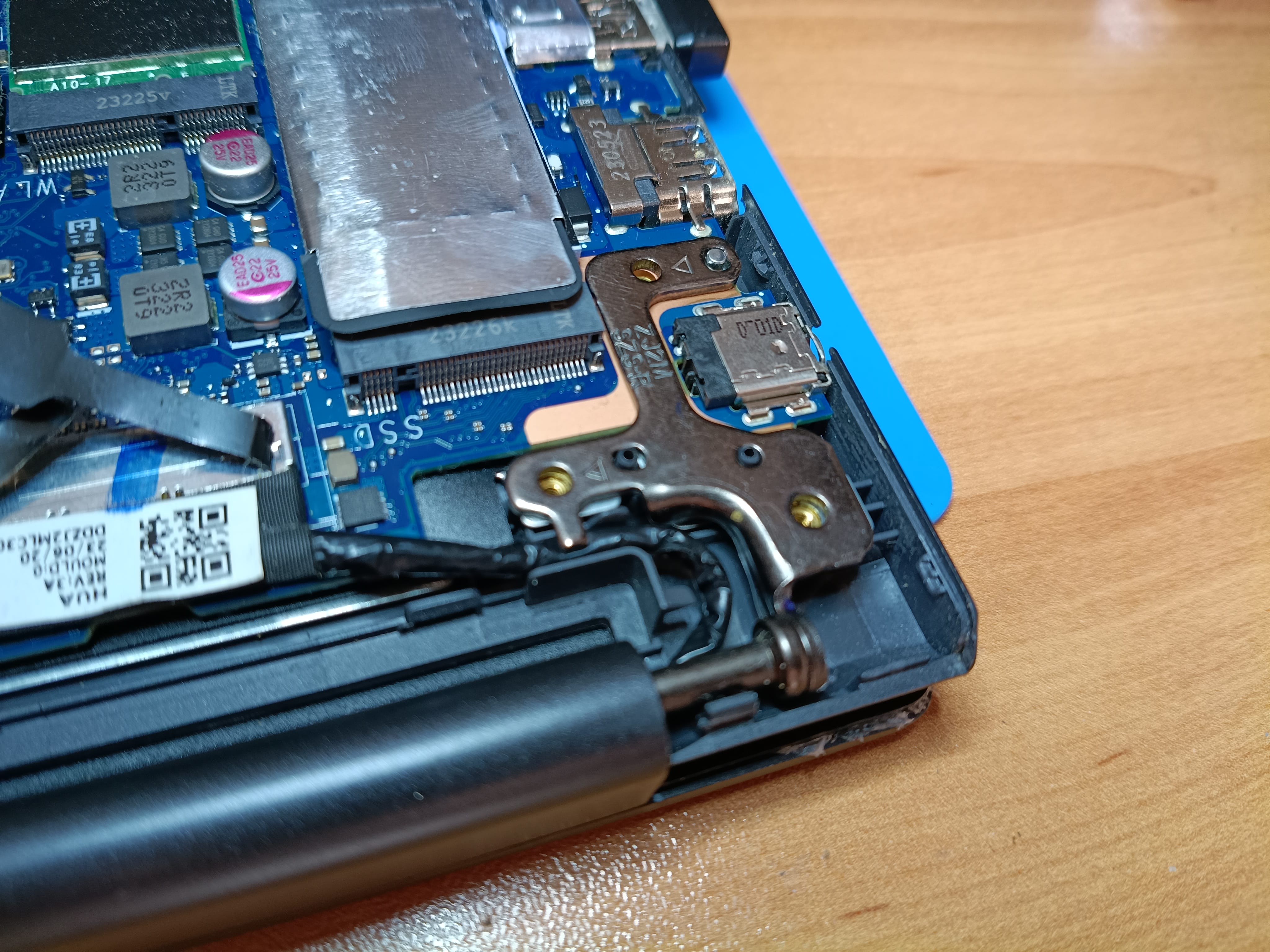 Bisagra ASUS VivoBook reparada y montada en el portátil
