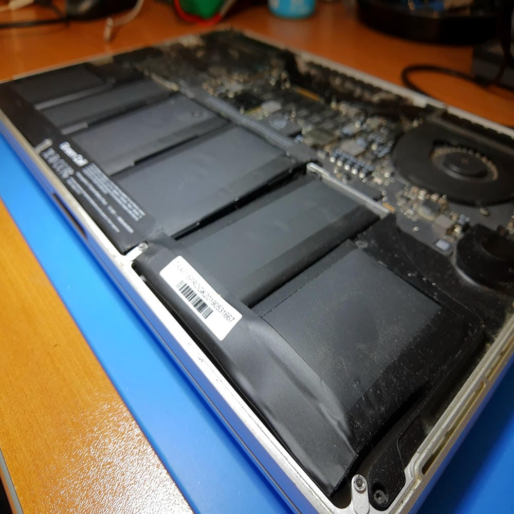 Batería inflada en un MacBook Pro A1398