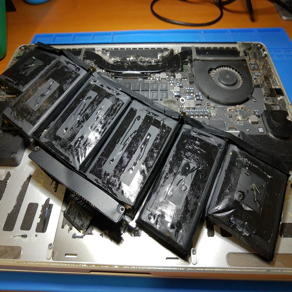 Batería inflada retirada de un MacBook Pro A1398