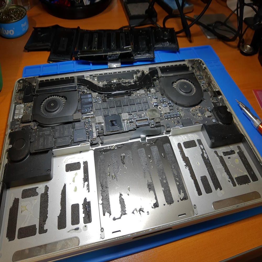 Chasis del MacBook Pro A1398 con restos de adhesivo