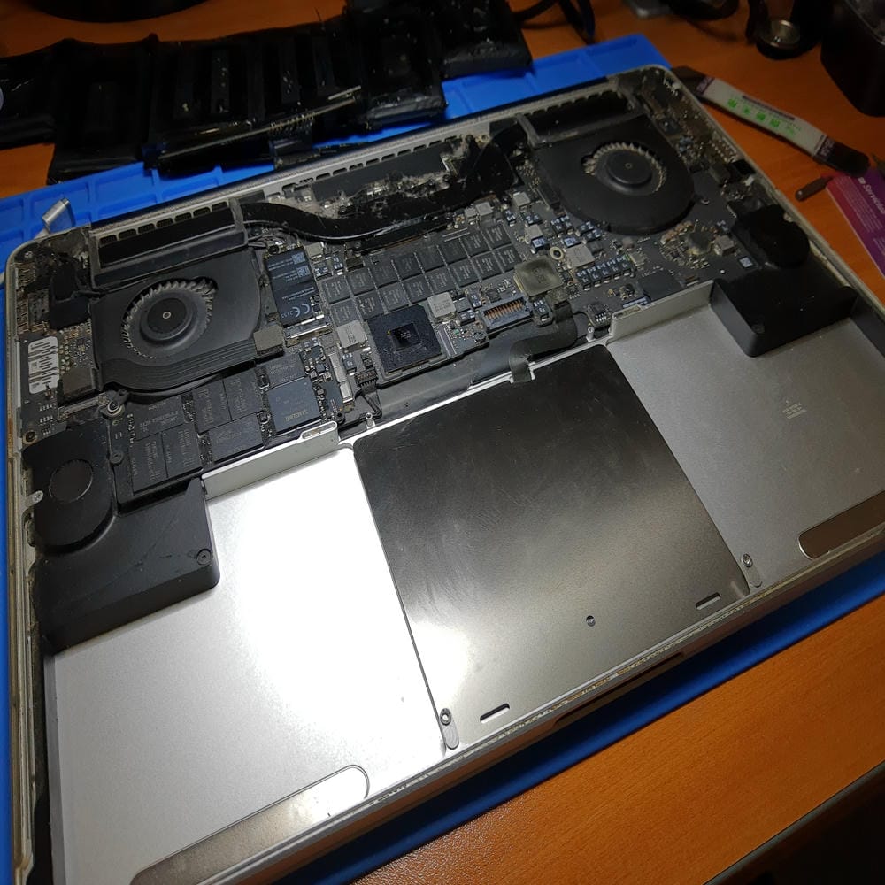 Chasis limpio del MacBook Pro A1398 preparado para batería nueva