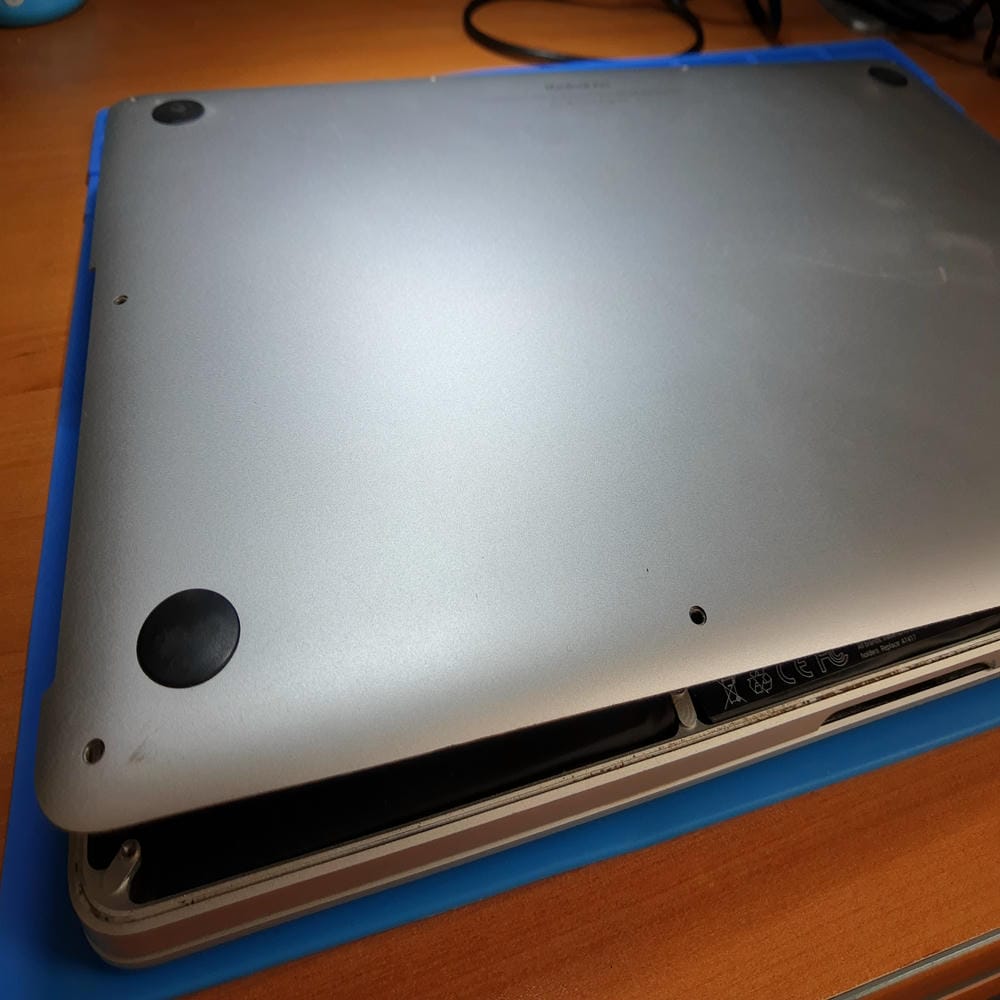 Tapa inferior del MacBook Pro A1398 cerrada después de cambiar la batería