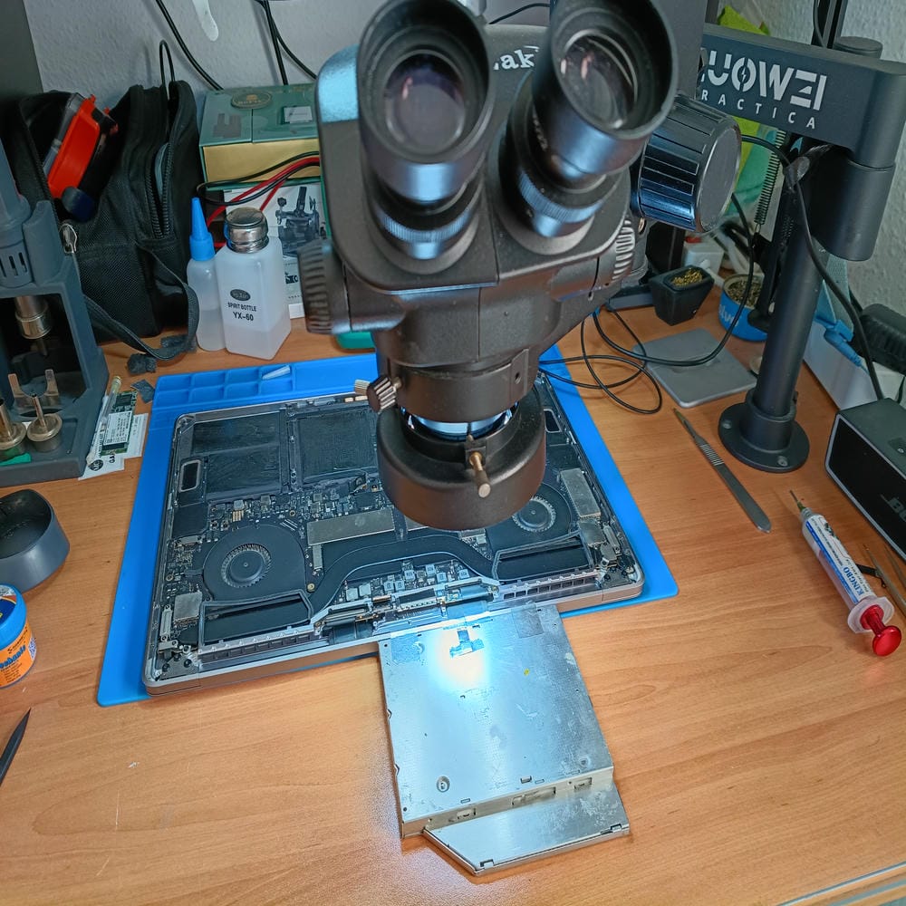 MacBook Pro A1707 bajo el microscopio durante la reparación