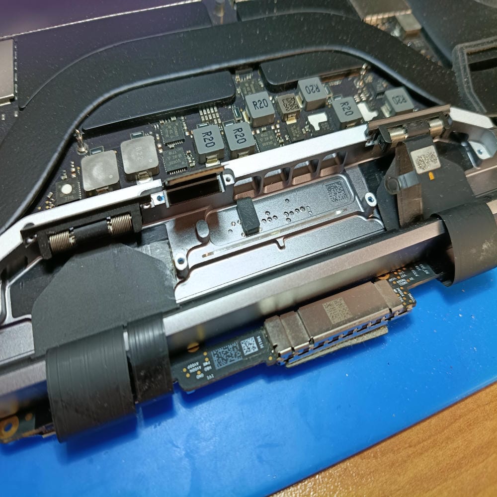 Zona del cable de pantalla del MacBook Pro A1707 desmontada