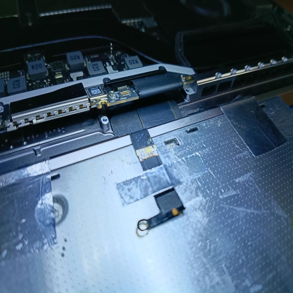 Proceso técnico durante la reparación Flexgate del MacBook Pro A1707