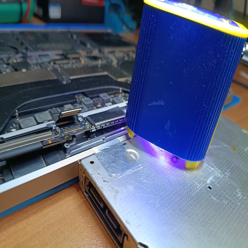 Detalle del cable flex de pantalla del MacBook Pro A1707