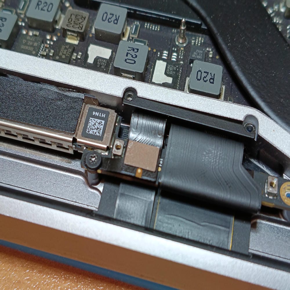 Interior del MacBook Pro A1707 durante el montaje final