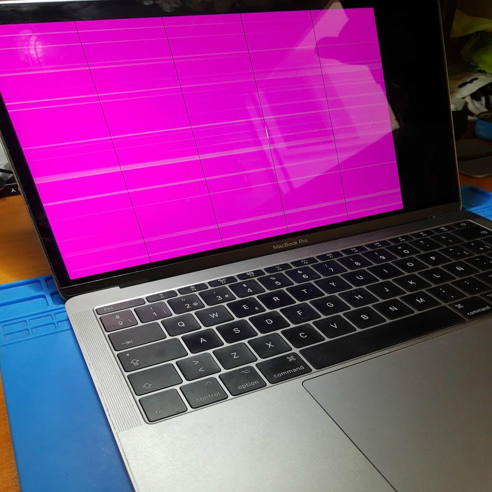 MacBook Pro A2159 con pantalla rosa y líneas por problema Dustgate