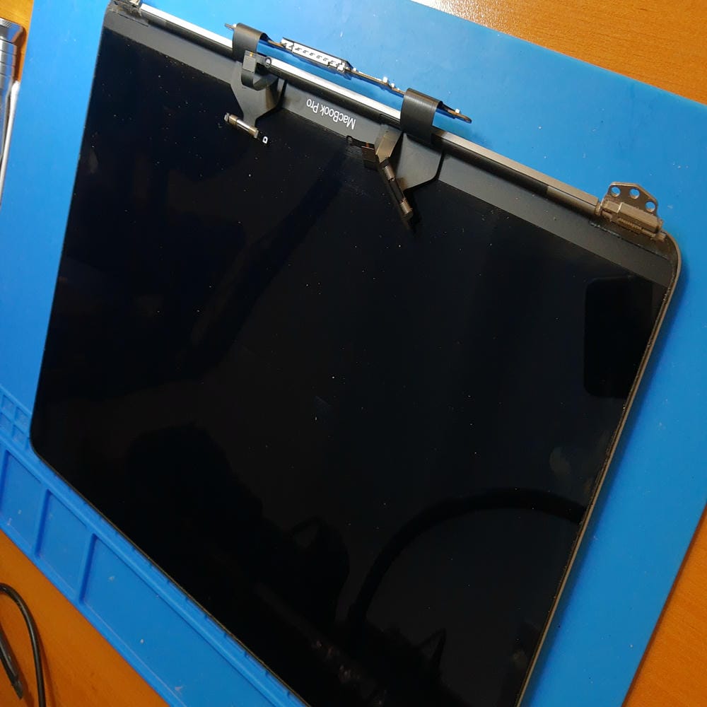 Pantalla MacBook Pro A2159 desmontada para reparar Dustgate