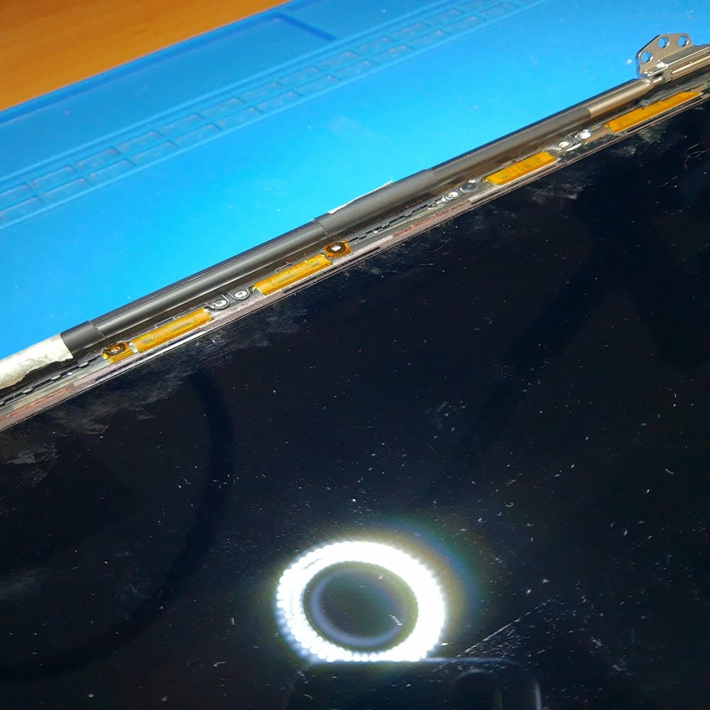 Pantalla del MacBook Pro A2159 abierta para acceder al flex
