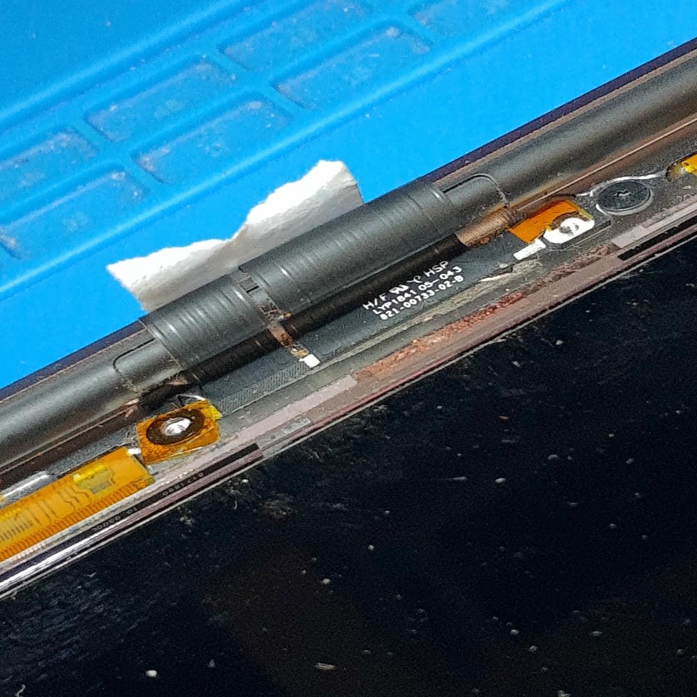 Zona de bisagra y flex de vídeo del MacBook Pro A2159