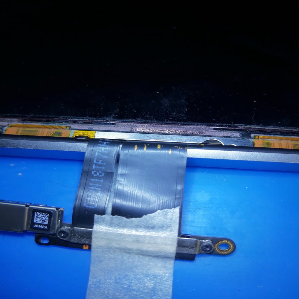 Reconstrucción de las líneas del flex de vídeo MacBook Pro A2159