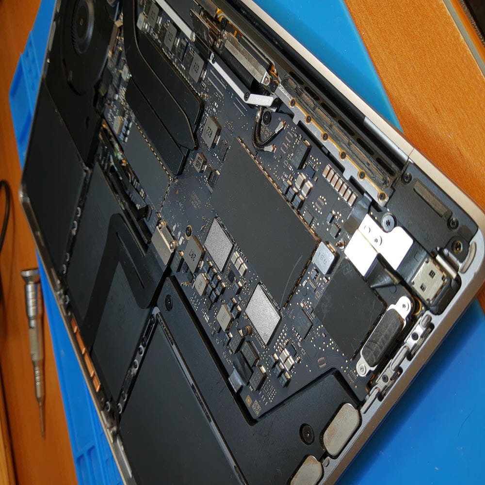 Interior del MacBook Pro A2159 durante la reparación Dustgate
