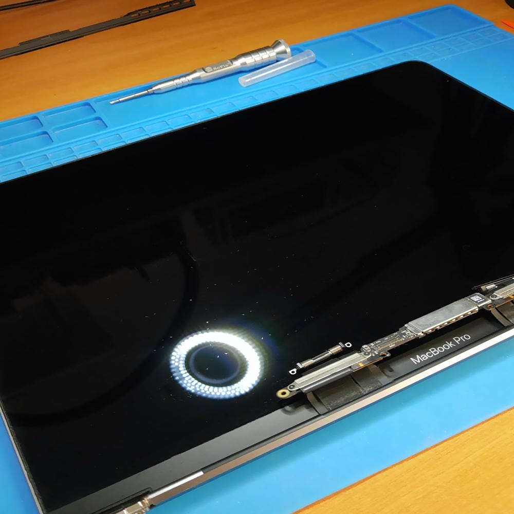Pantalla del MacBook Pro A2159 desmontada durante las pruebas