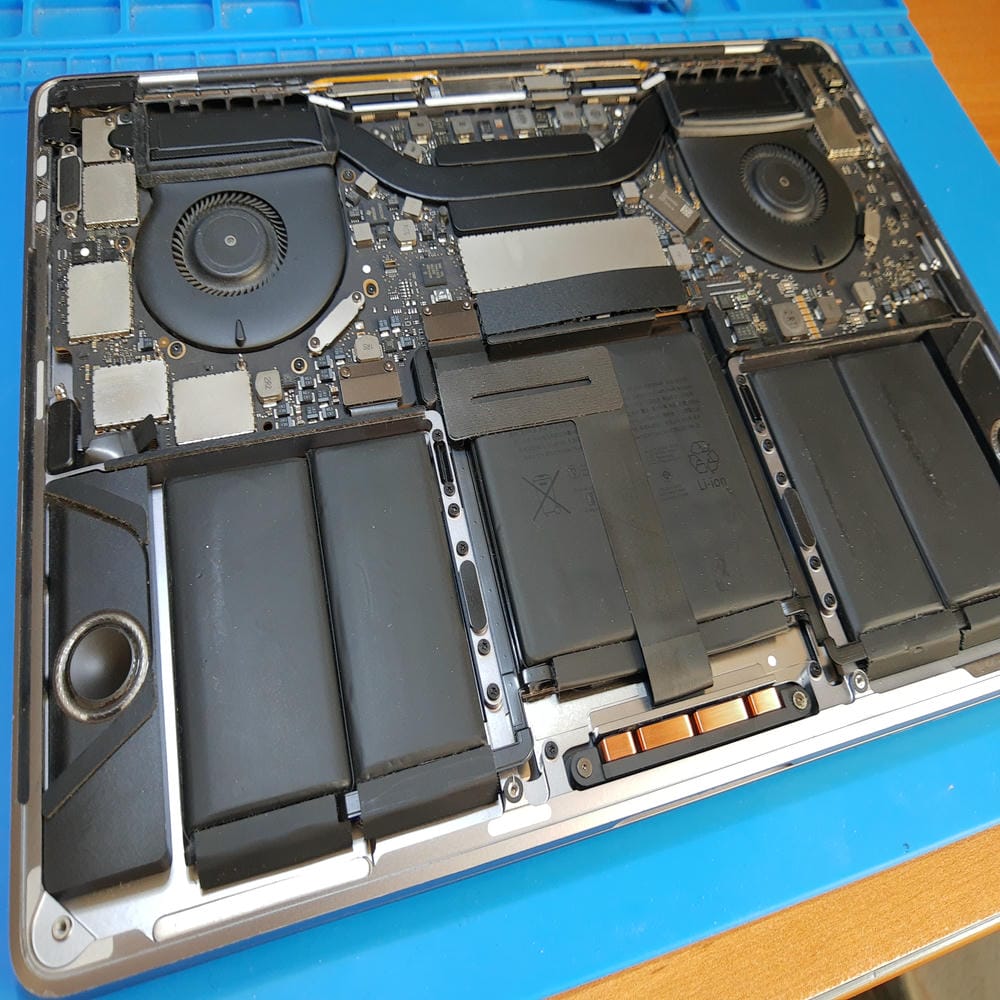 Interior del MacBook Pro A1706 durante la reparación Flexgate