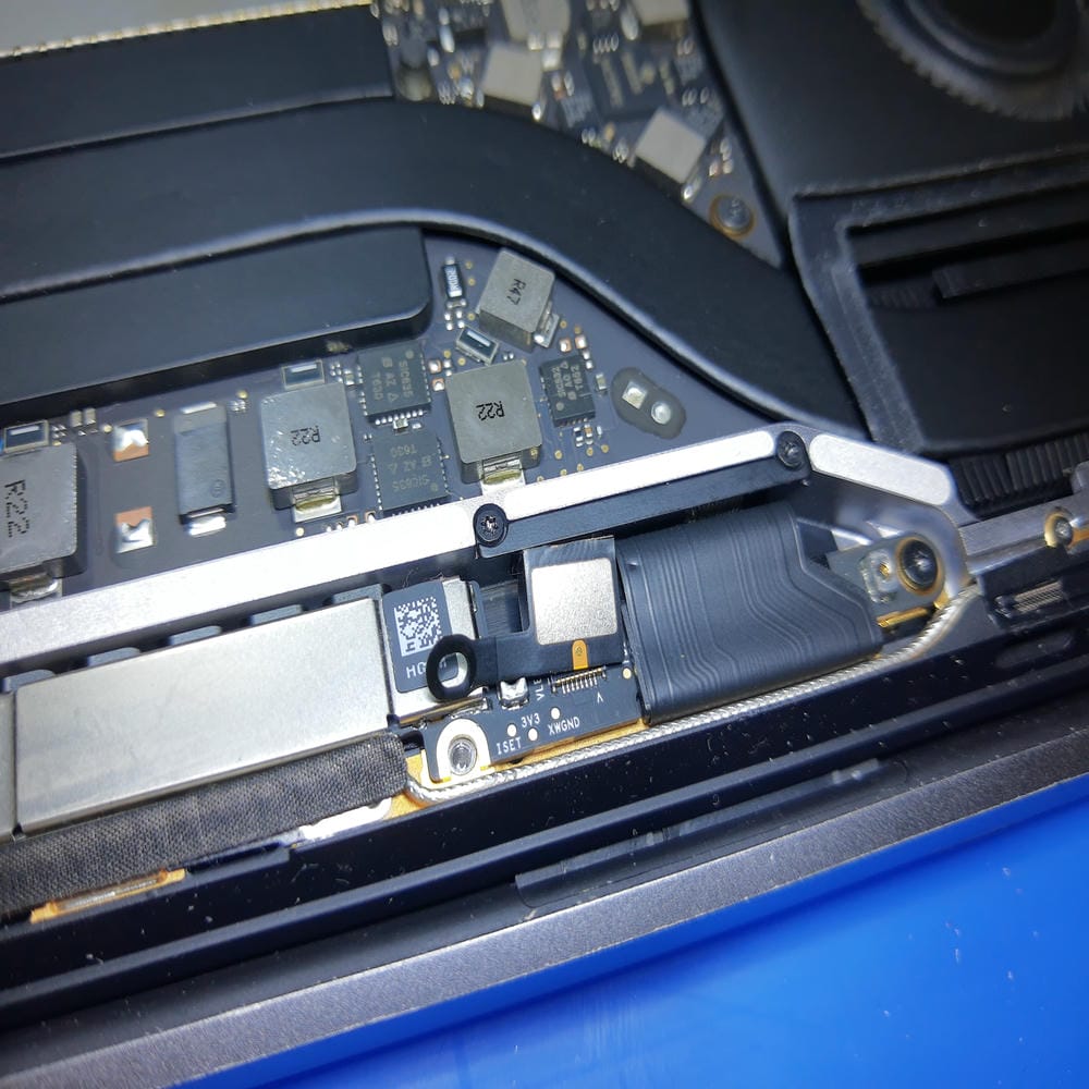 Conexiones del flex de pantalla del MacBook Pro A1706