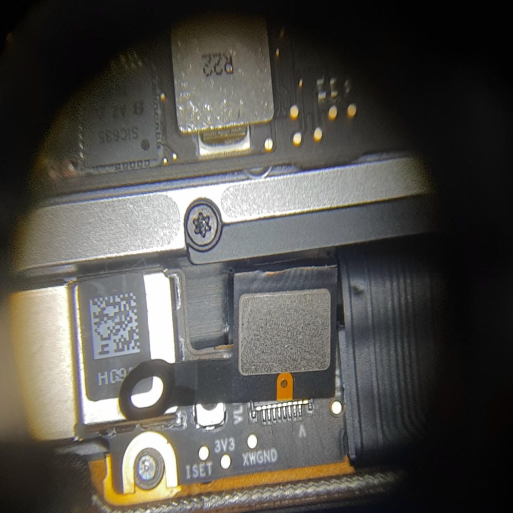 Inspección del flex de pantalla MacBook Pro A1706 bajo microscopio trinocular