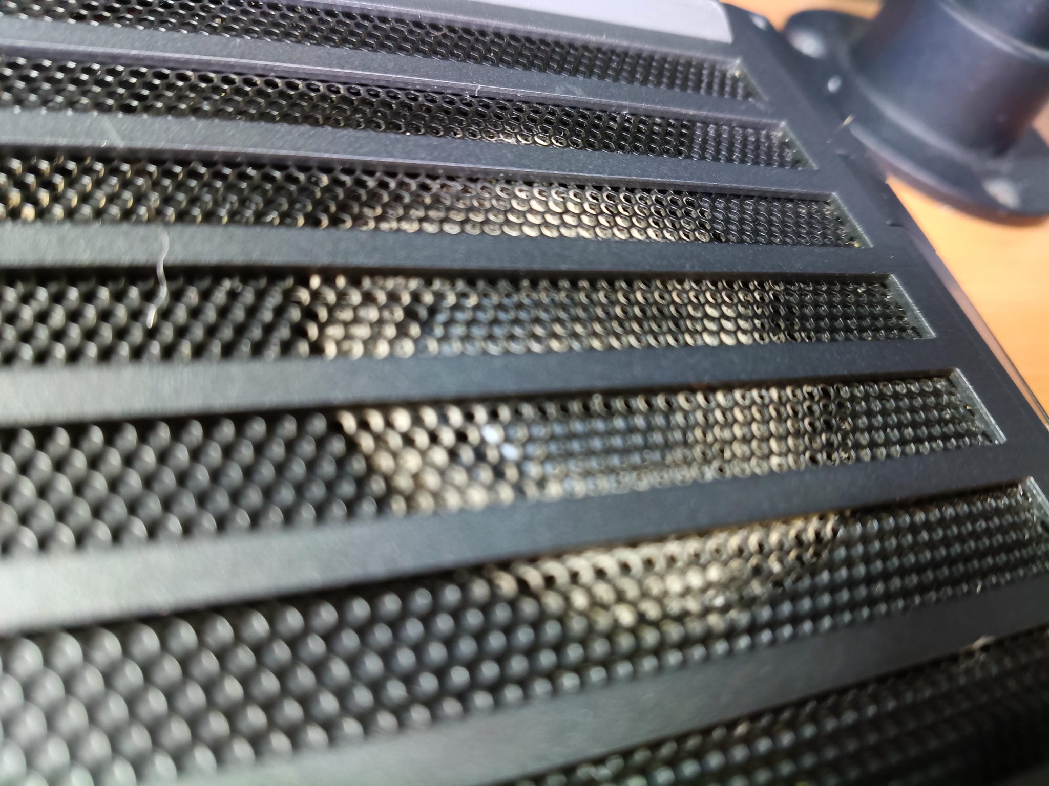 Detalle de las rejillas de ventilación inferiores del HP OMEN