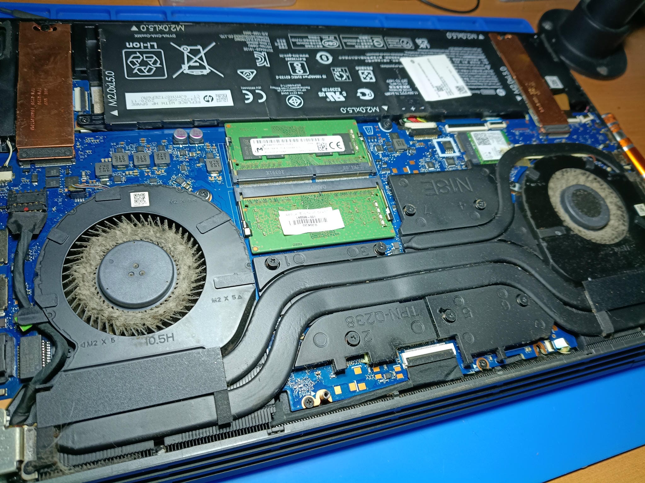 Interior del HP OMEN con acumulación de polvo en los ventiladores