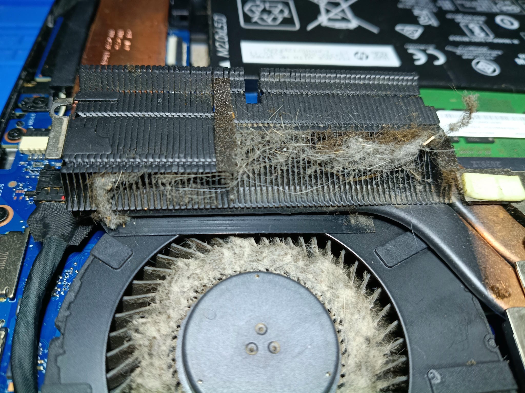 Disipador del HP OMEN obstruido por una acumulación de polvo y pelusas