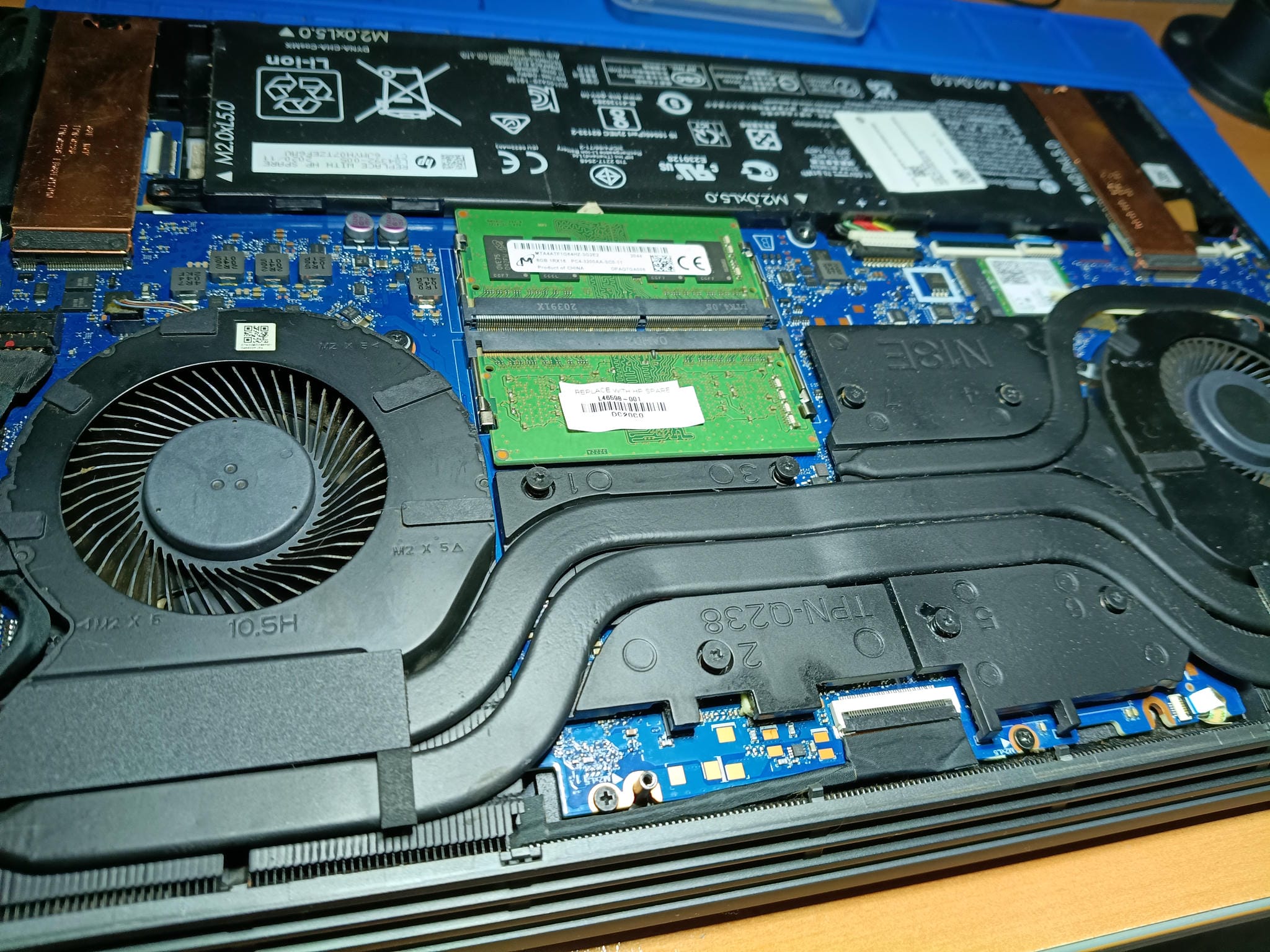 Interior del HP OMEN con el sistema de refrigeración limpio y montado