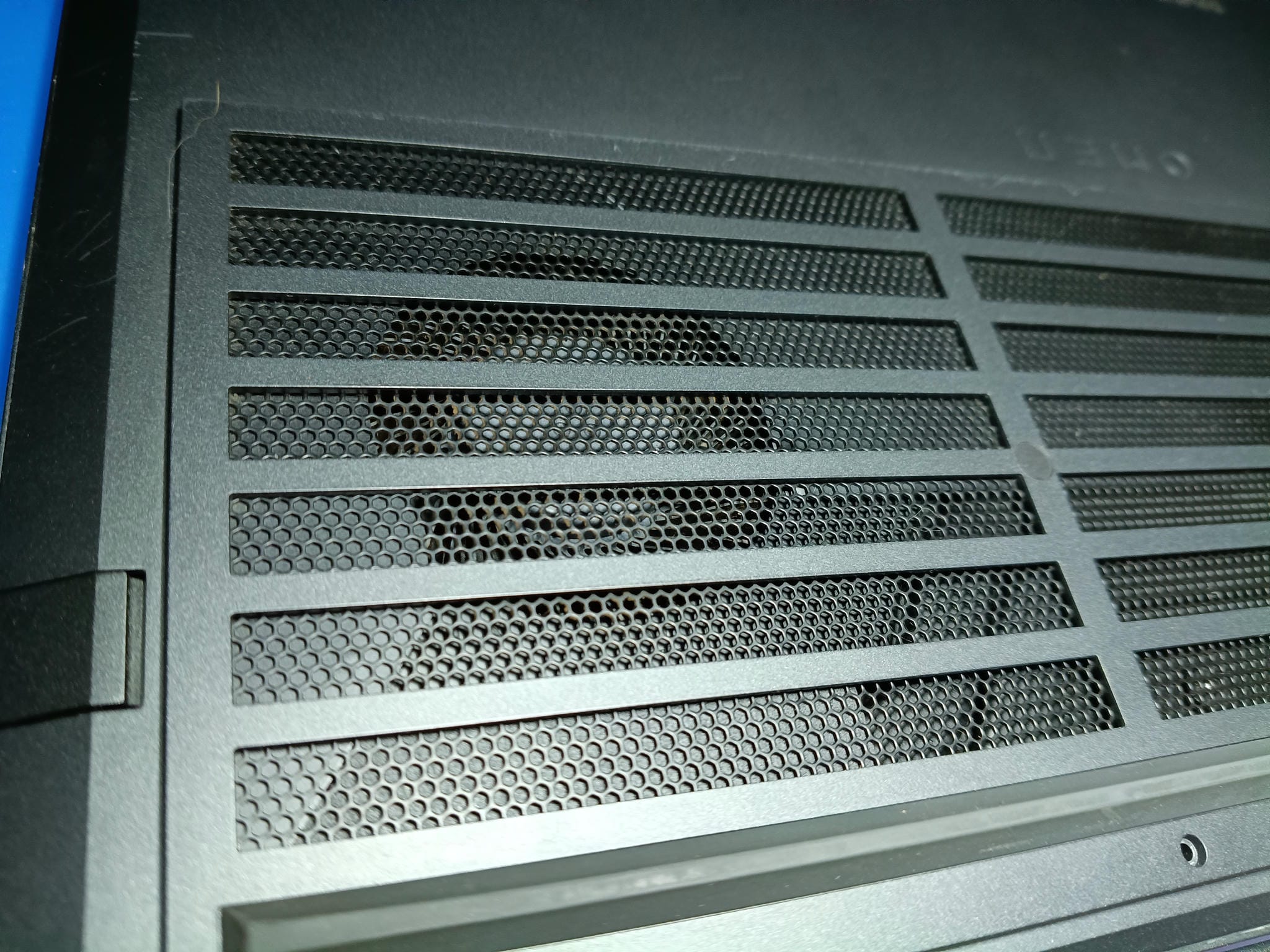 Interior del HP OMEN después de limpiar los ventiladores y disipadores