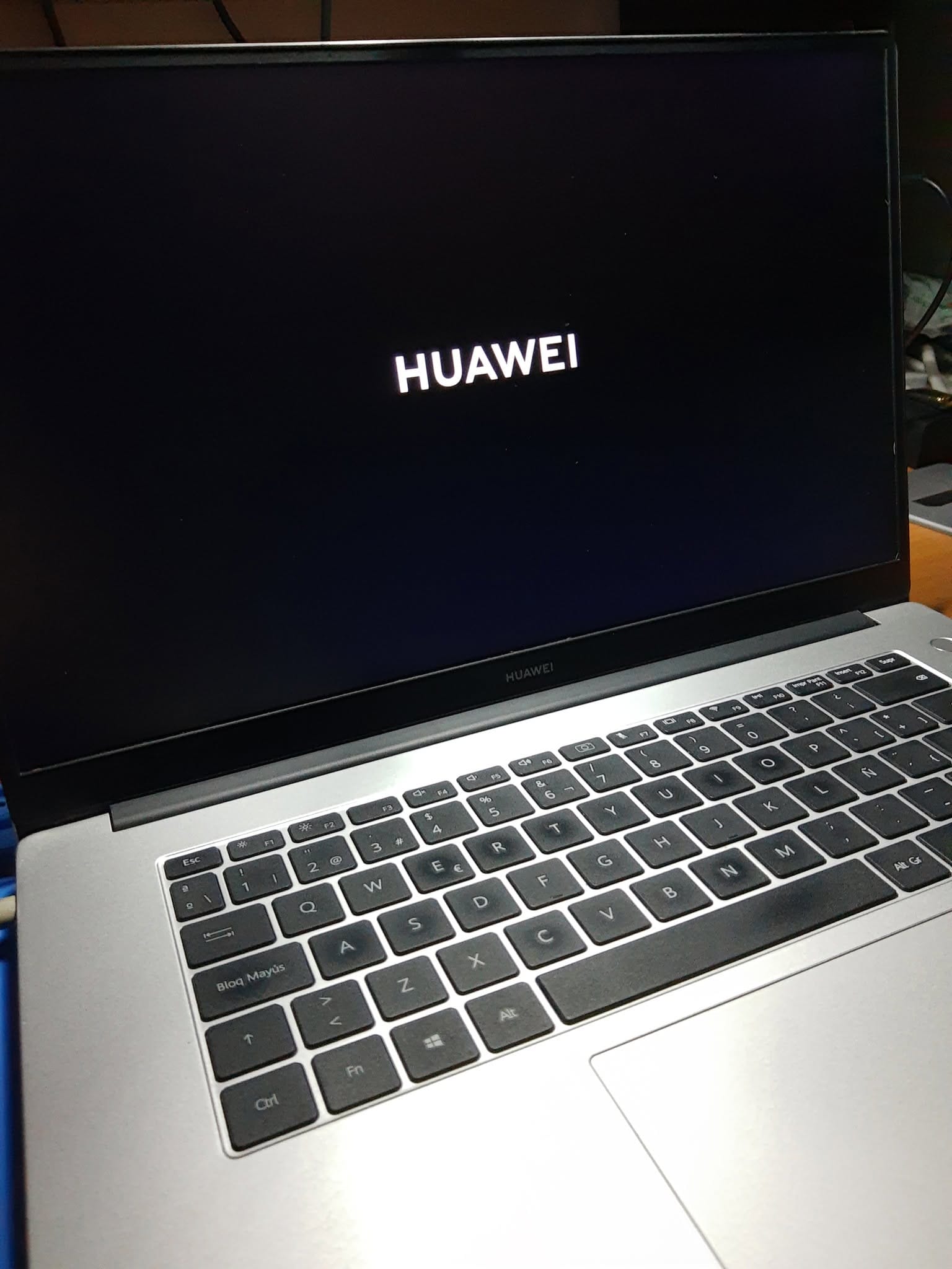 Portátil Huawei funcionando después de reparar el conector USB-C y sus pistas