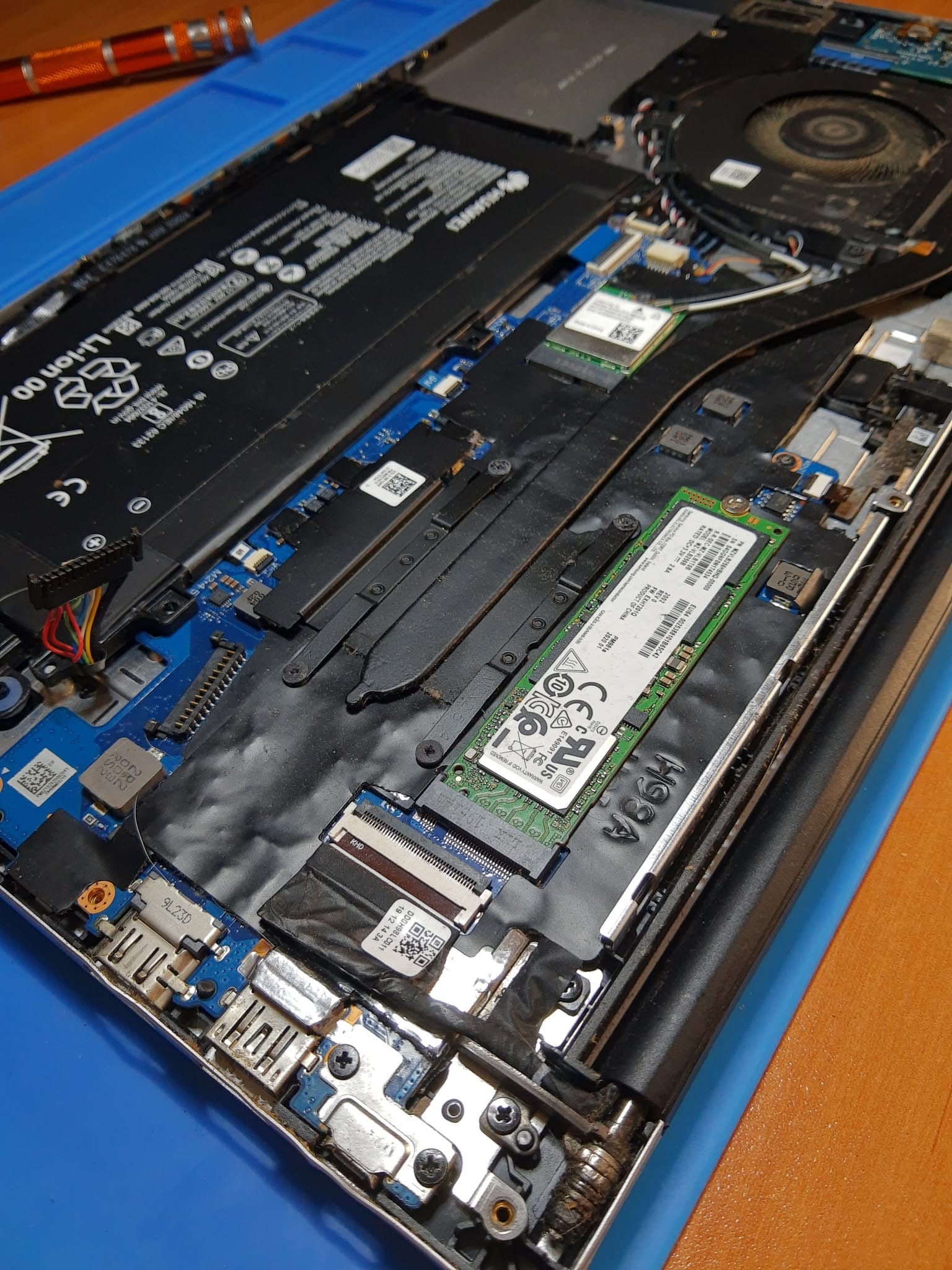 Interior del portátil Huawei durante el diagnóstico
