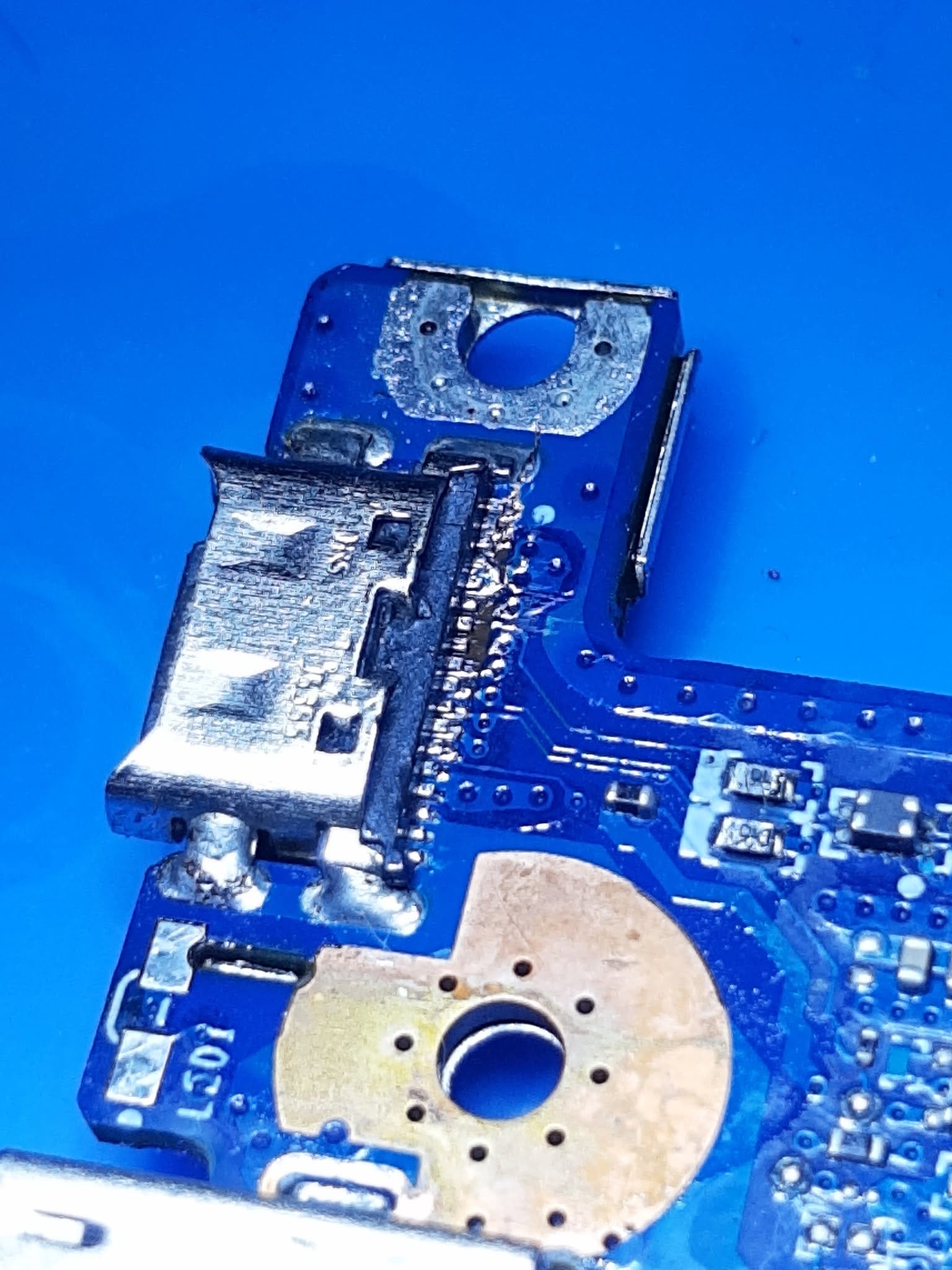 Conector USB-C dañado en la placa base del portátil Huawei