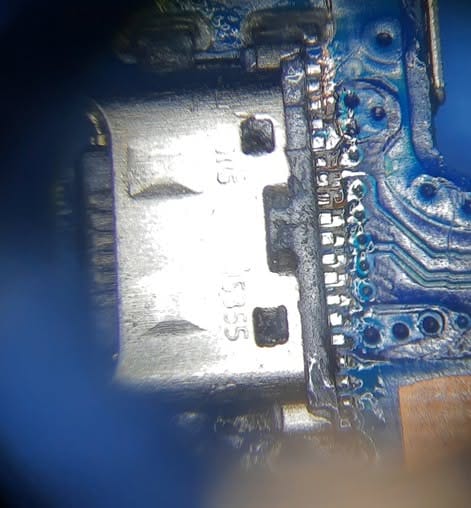 Inspección microscópica del conector USB-C del portátil Huawei